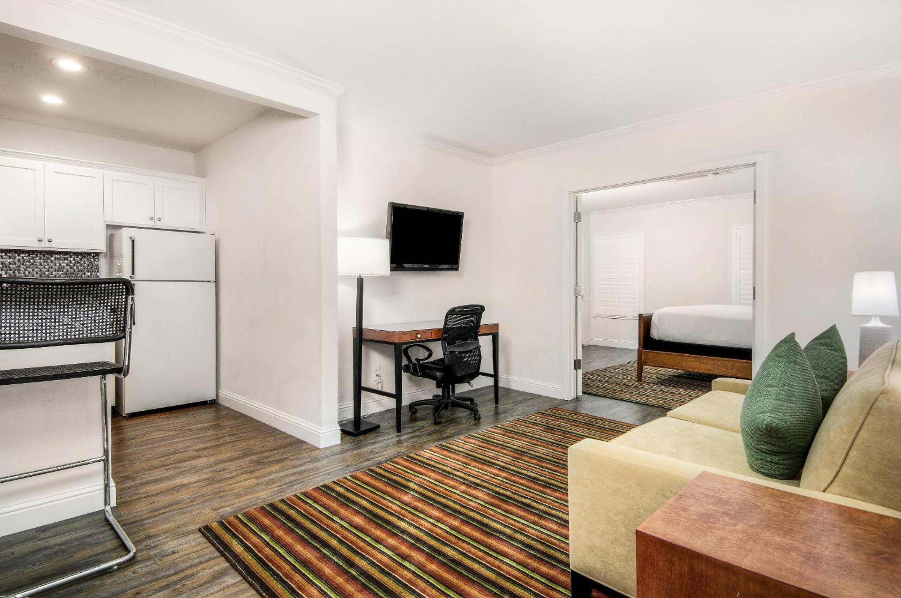 Efficiency King Suite - Non-Smoking - Photo 1