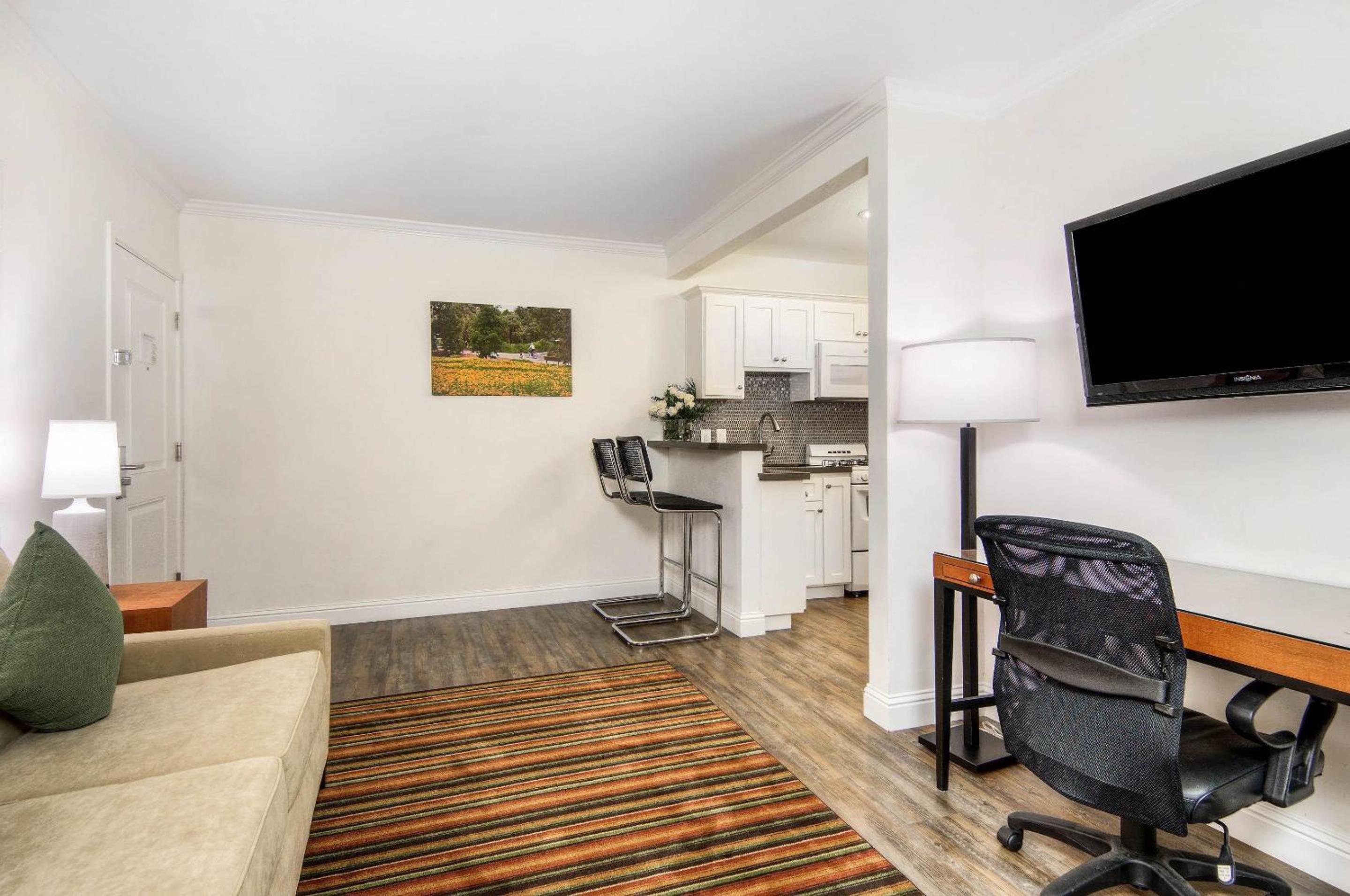 Efficiency King Suite - Non-Smoking - Photo 3