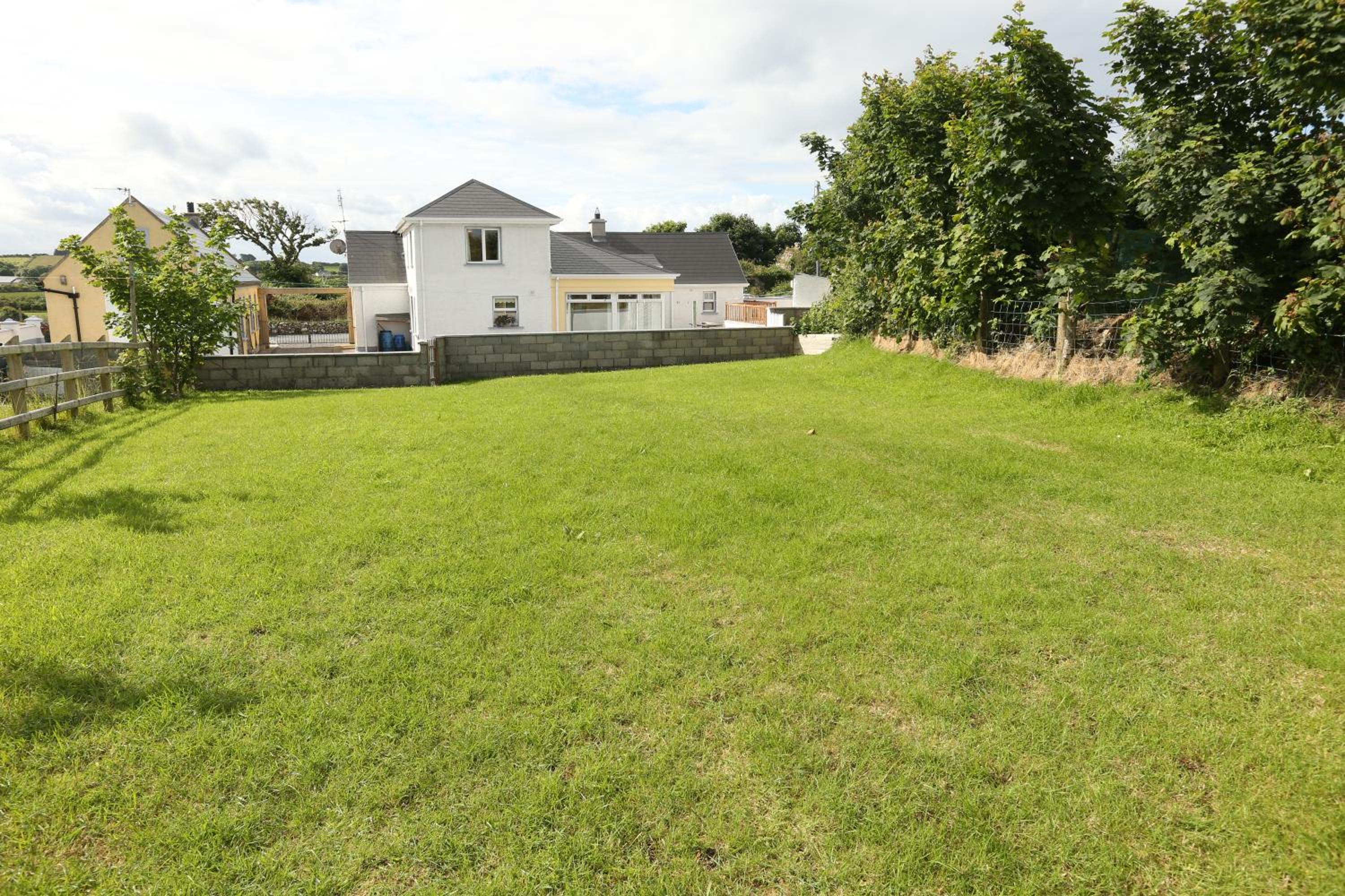 Three-Bedroom House photo 2