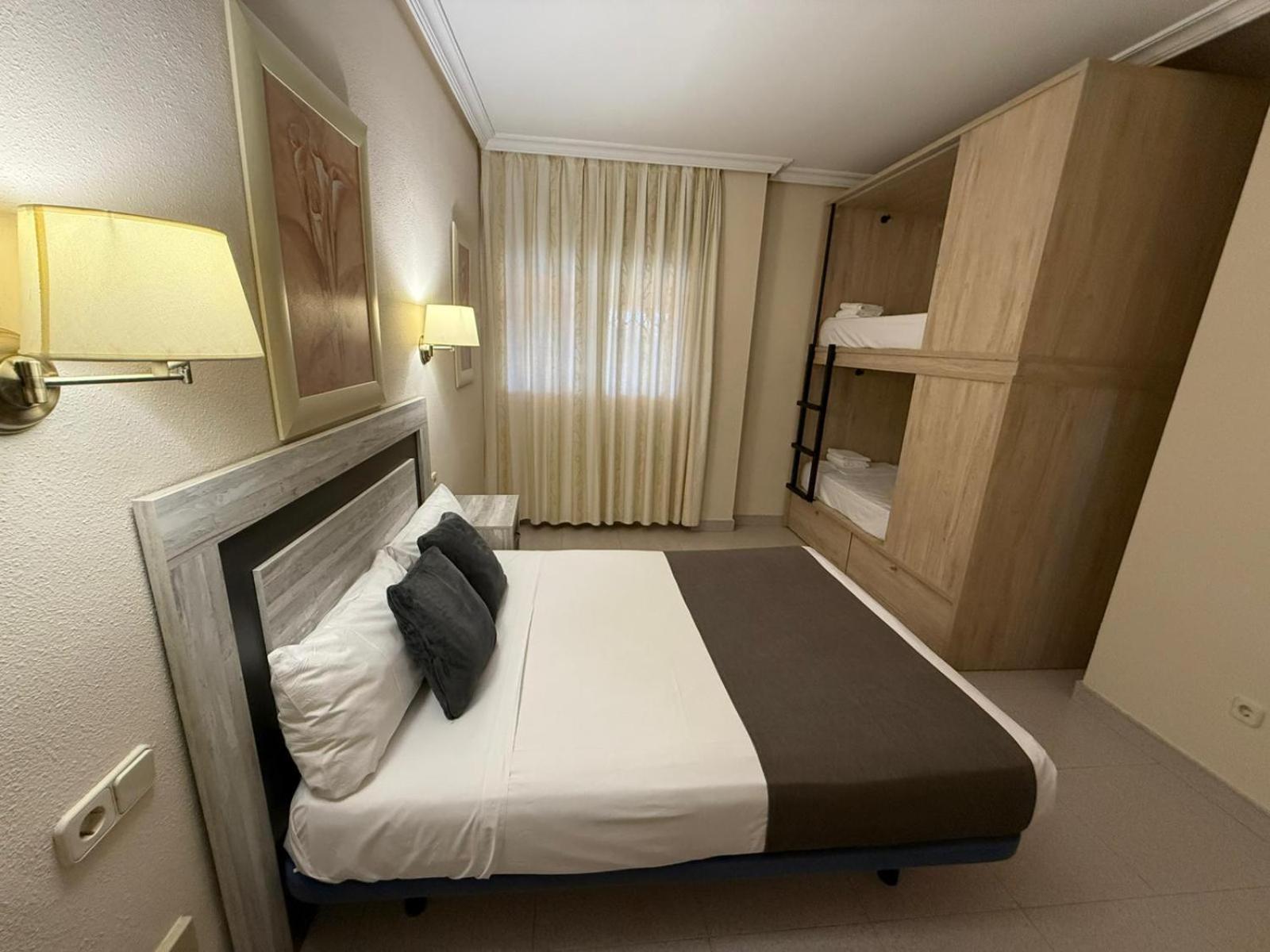 Quadruple Room with Private Bathroom and Free Shuttle photo 2
