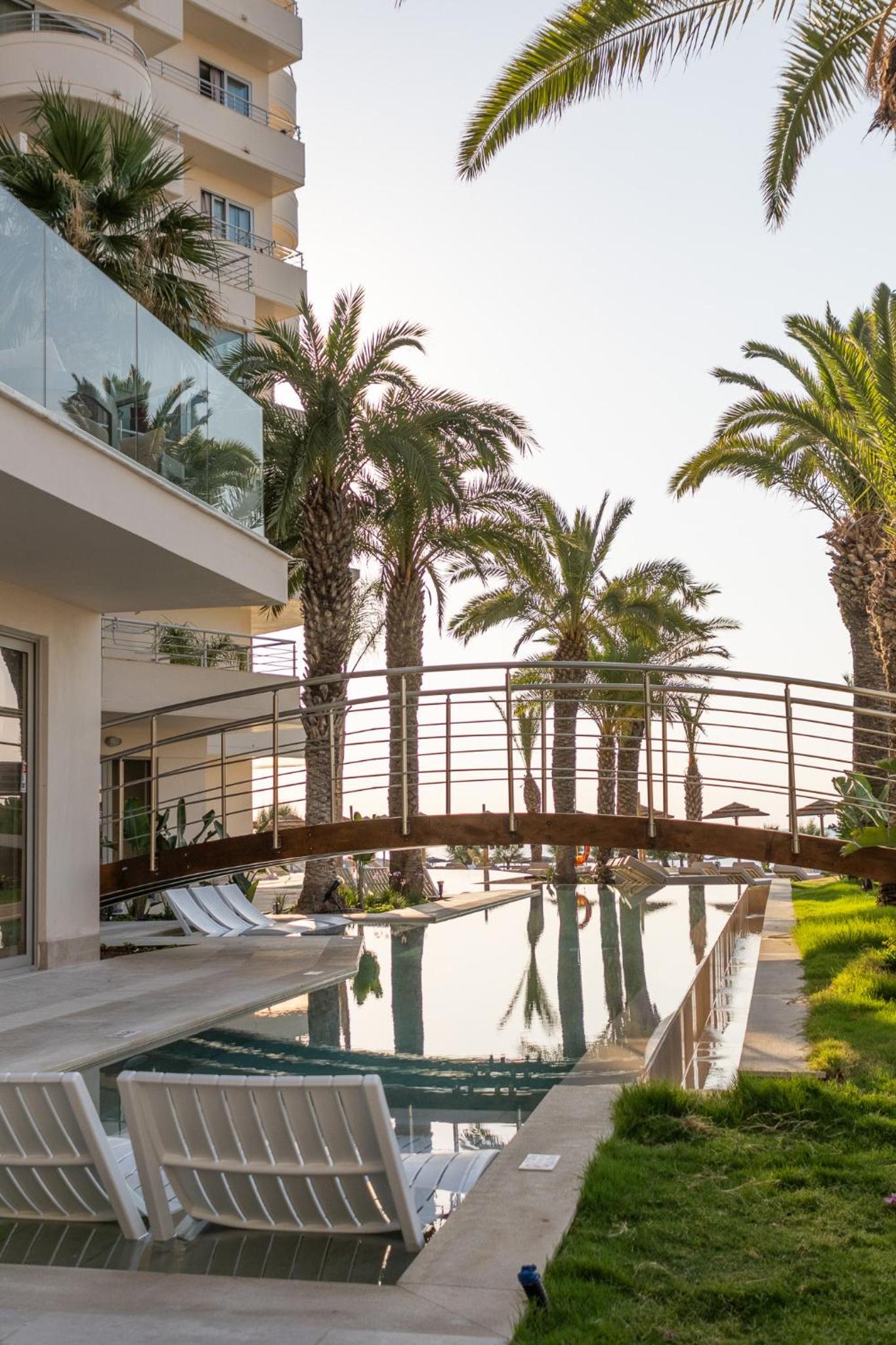 Grand Suite Swim-up Sharing Pool - Photo 1