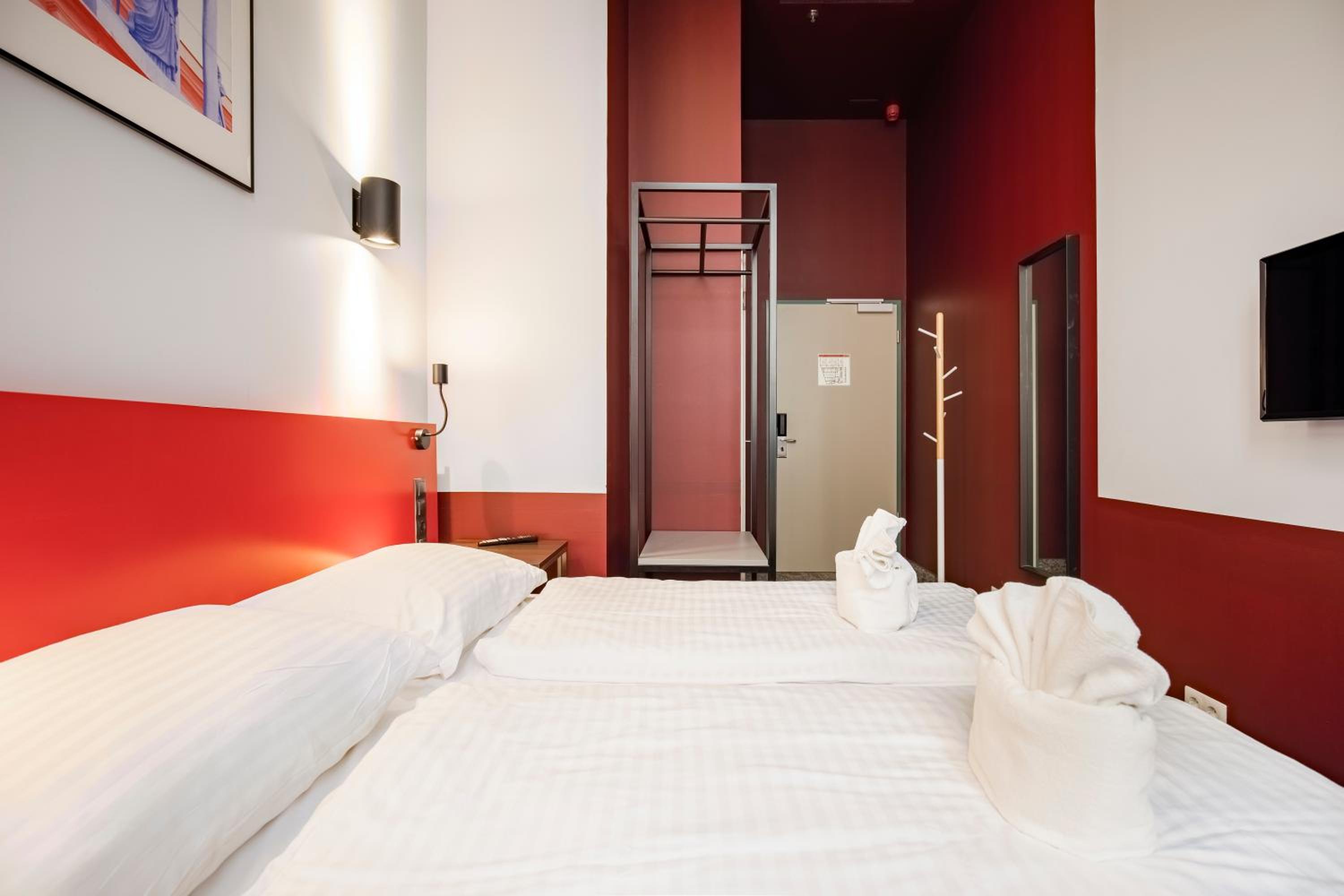 Triple Room with Private Bathroom - Photo 10