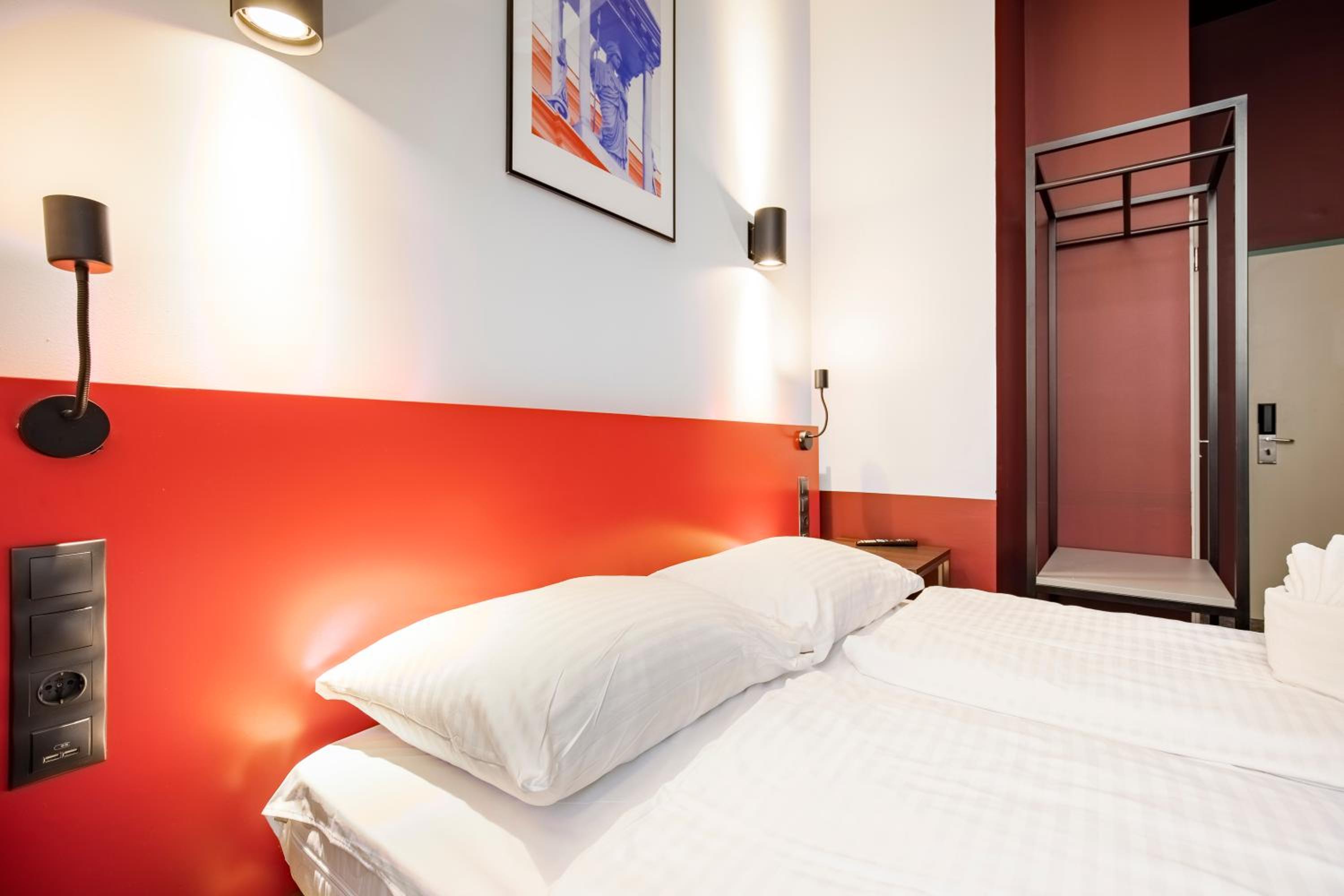 Triple Room with Private Bathroom - Photo 11