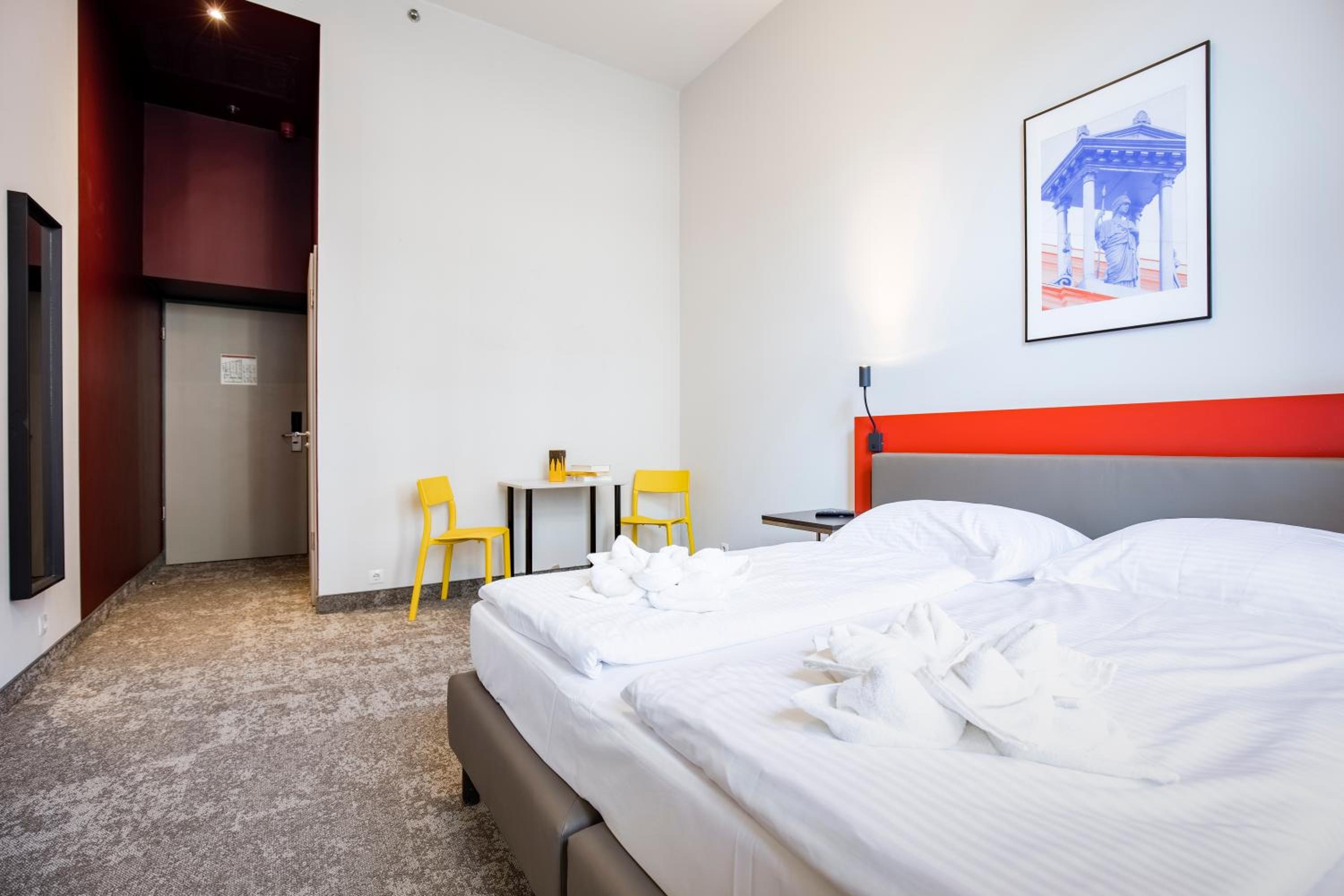 Double or Twin Room with Private Bathroom - Photo 8