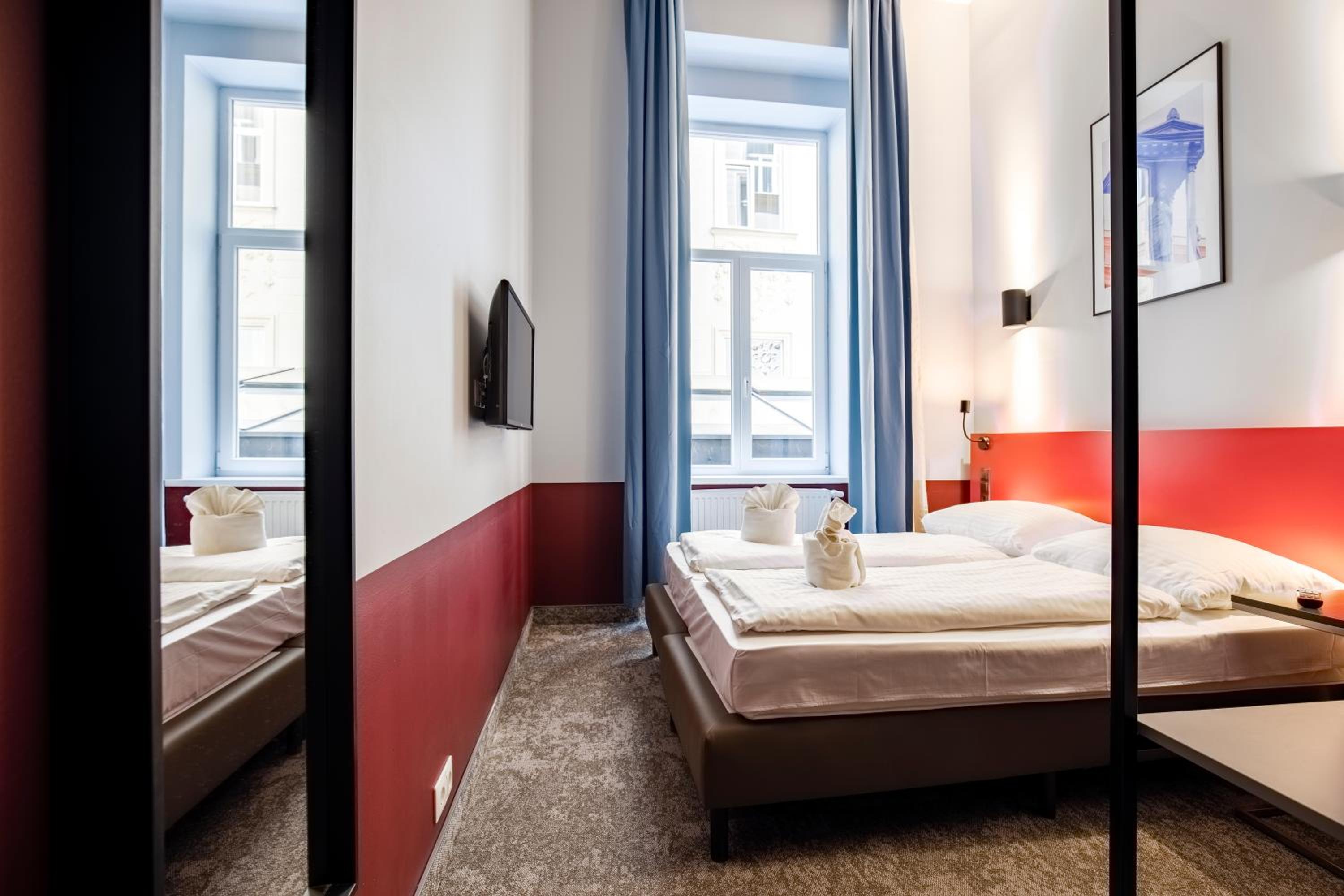 Budget Double Room - Photo 7