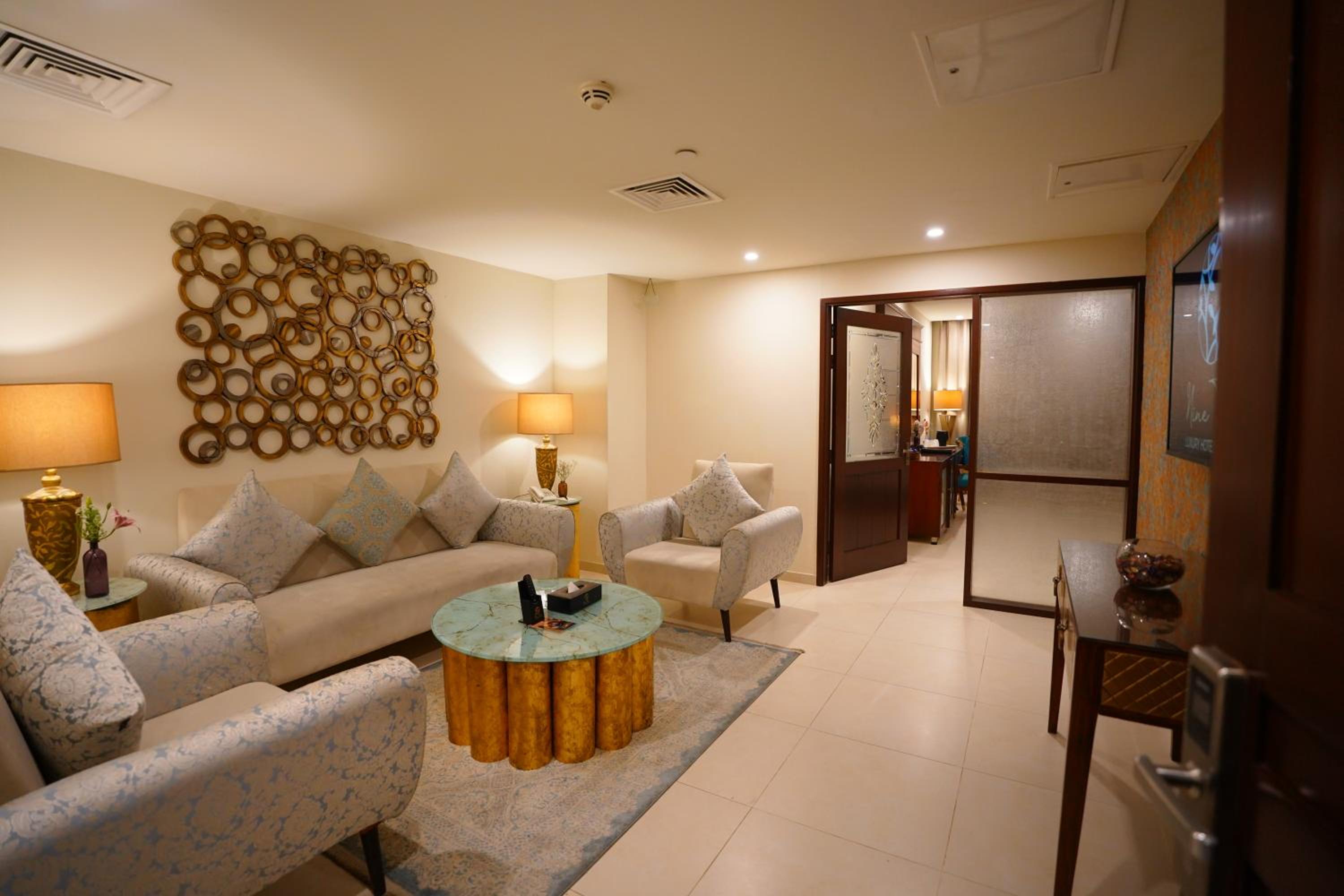 Deluxe Suite - Photo 3