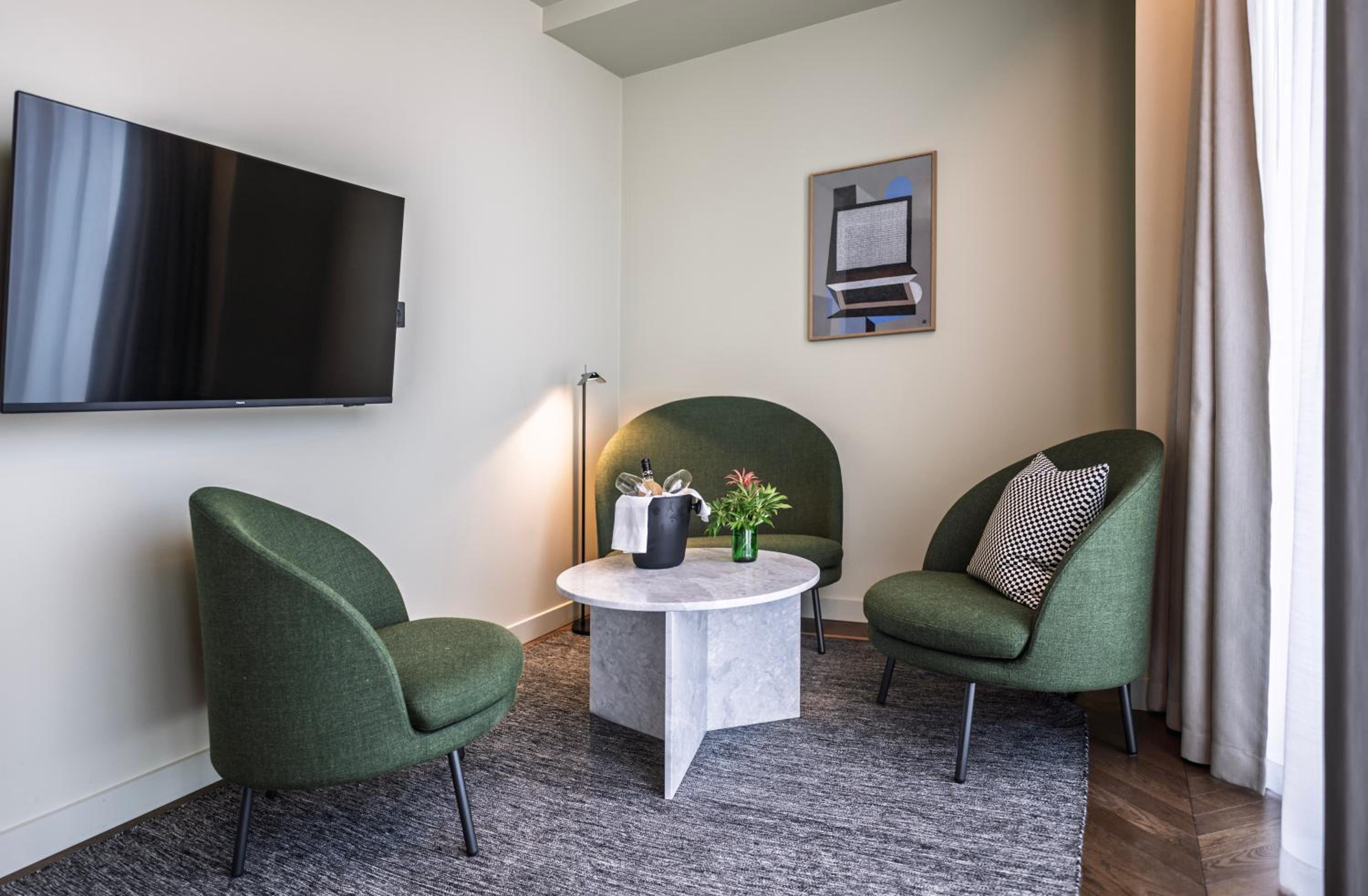 Suite - Photo 3