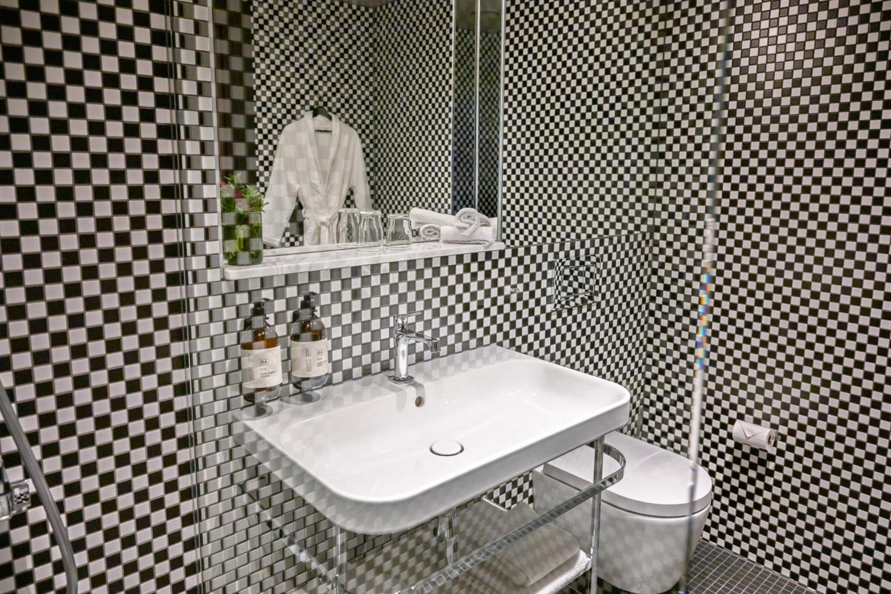 Suite - Photo 4