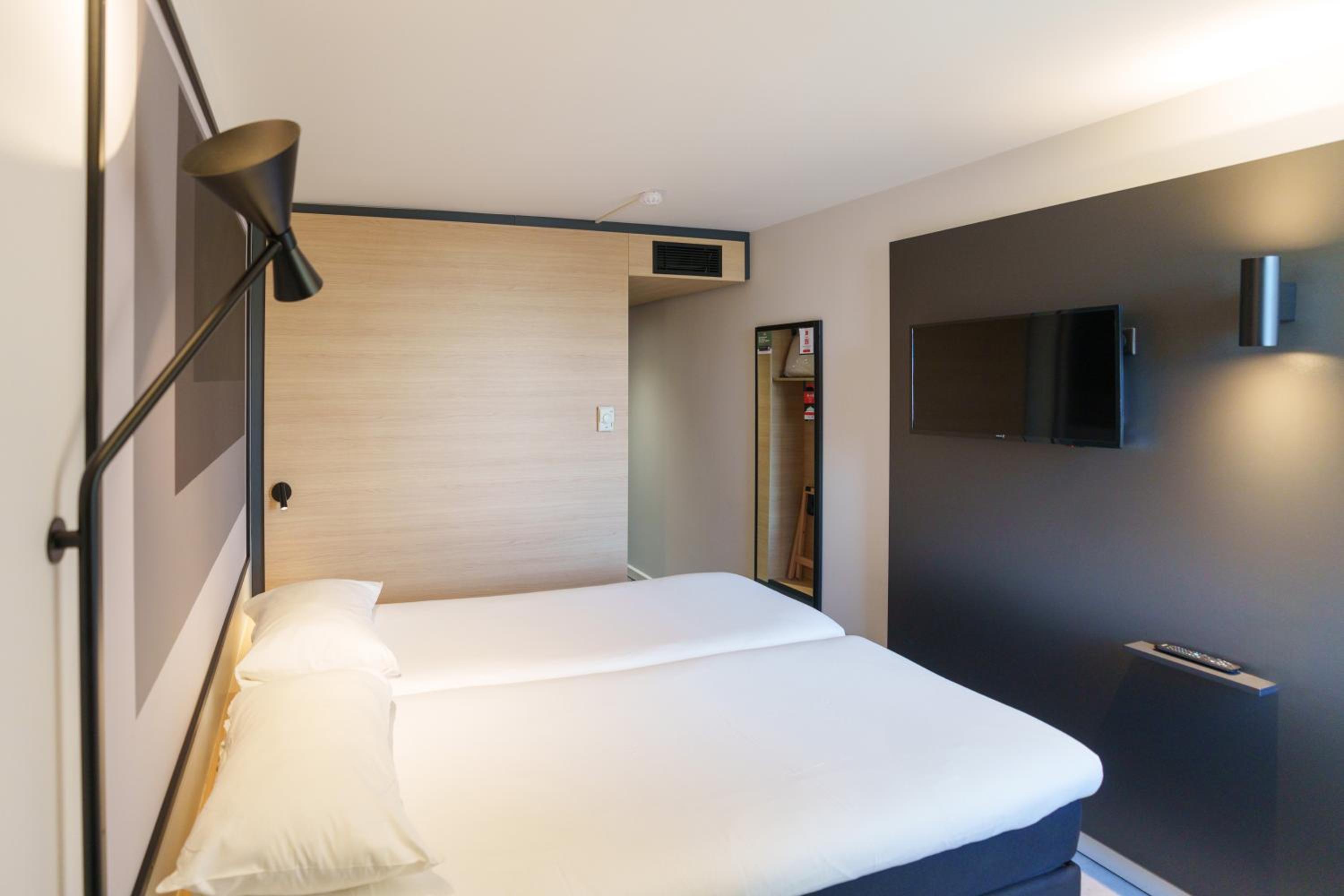 Triple Room with One Double Bed and One Single Bed - Photo 2
