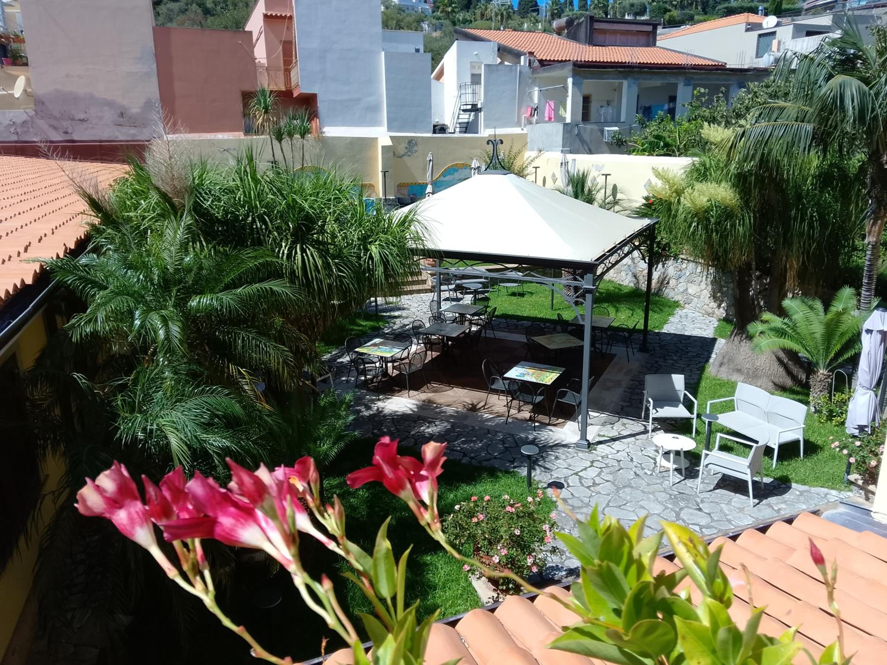 Double Room with Balcony - Photo 7