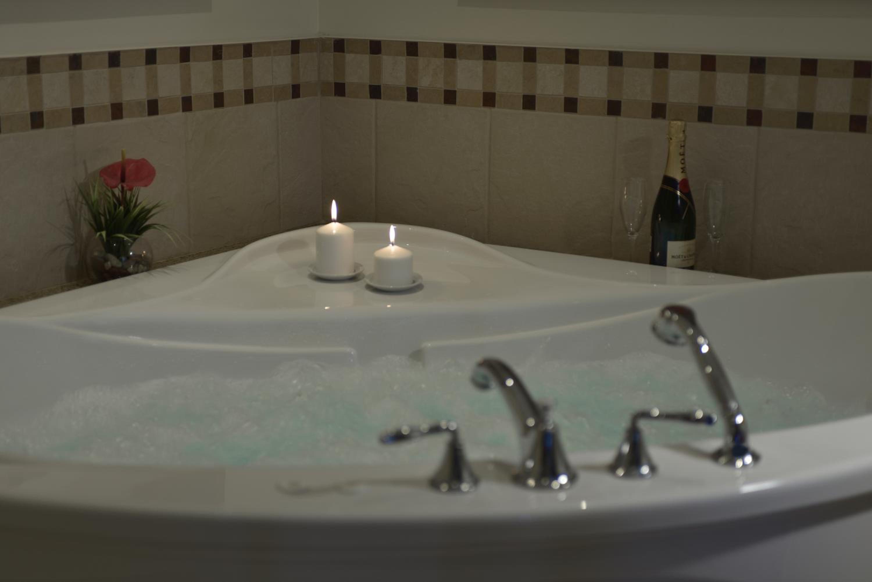 Queen Suite with Spa Bath - Non-Smoking - Photo 3