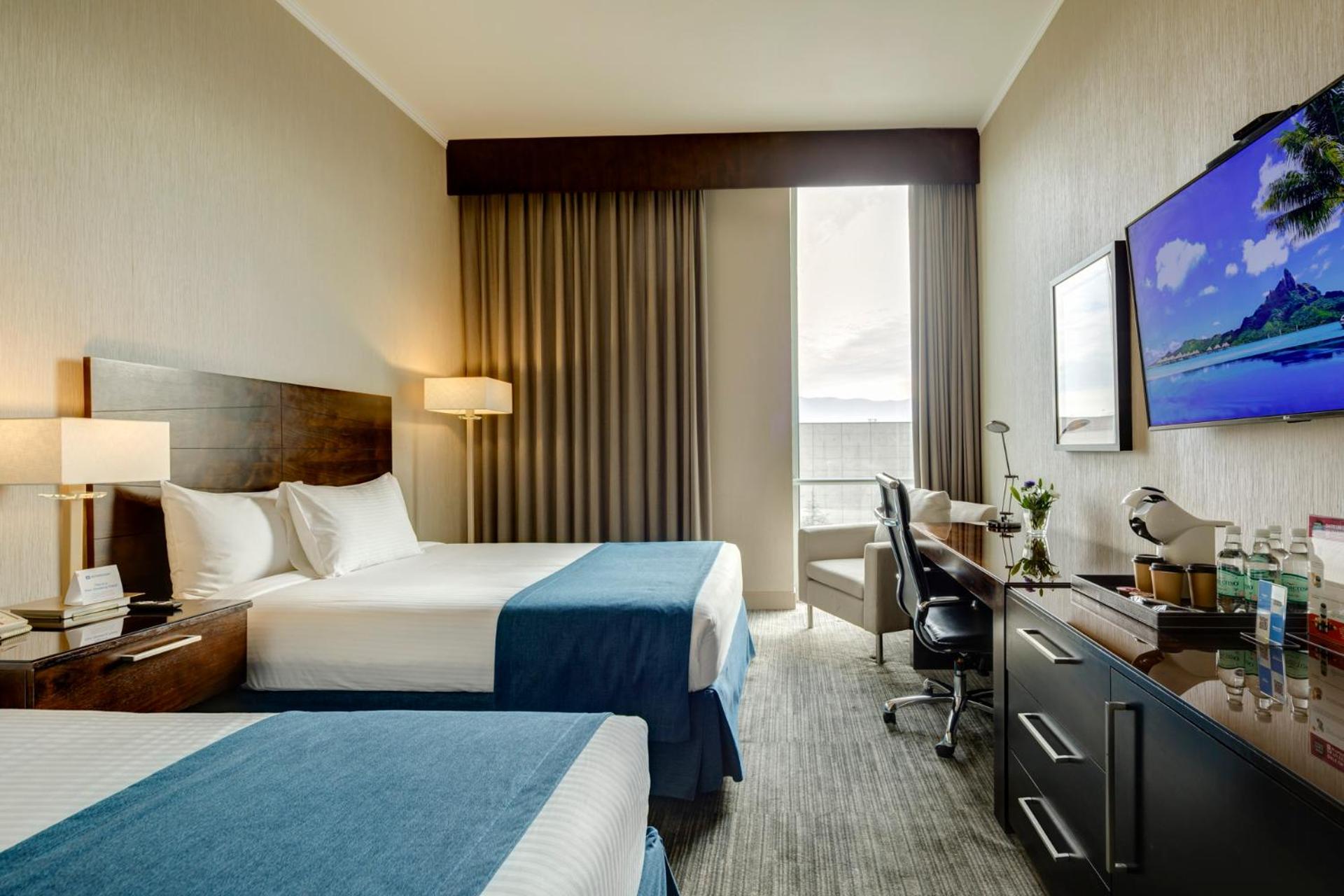 Queen Room with Two Queen Beds - Non-Smoking photo 3