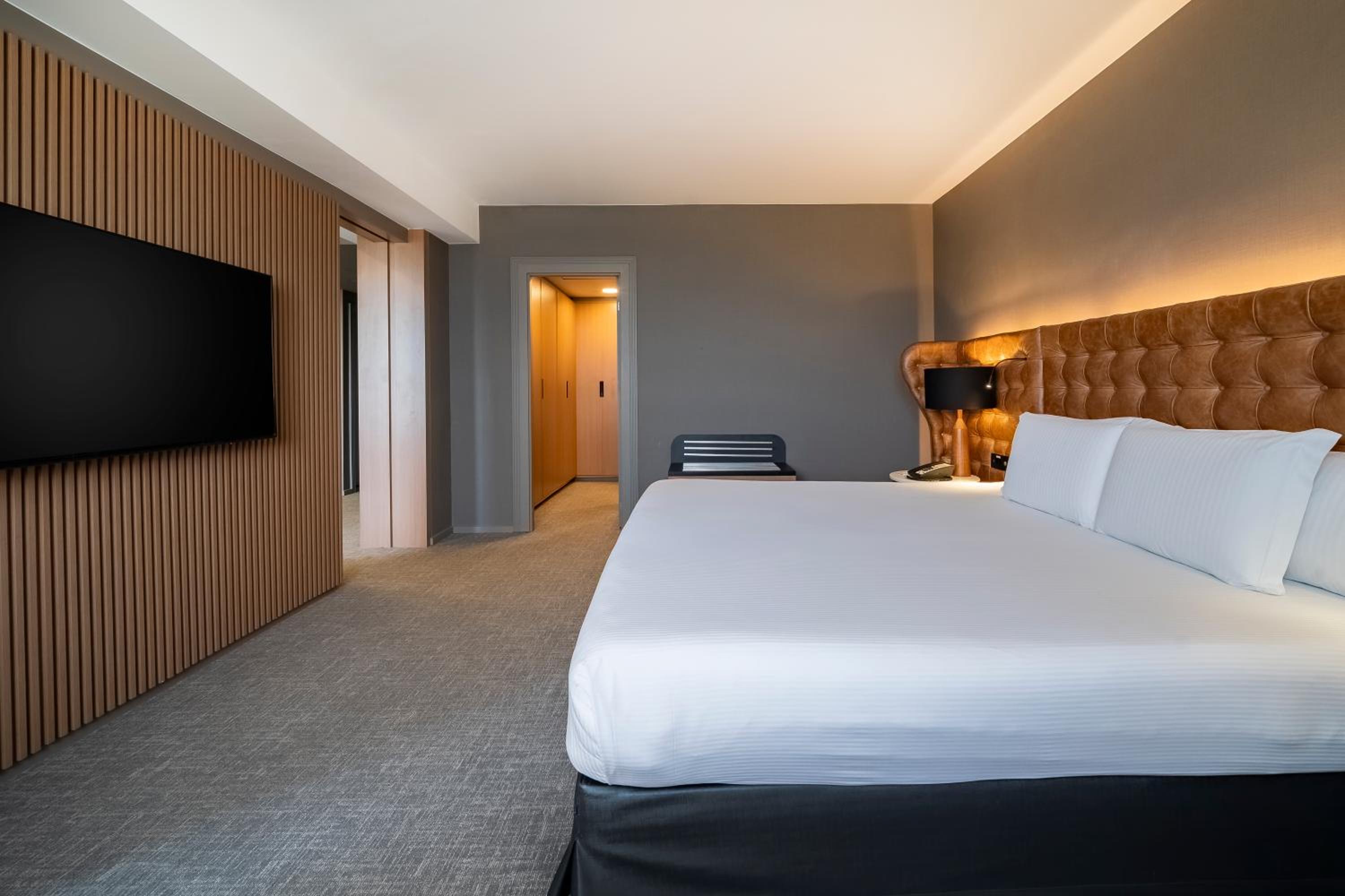 Junior King Suite with Executive Lounge access thumbnail 5
