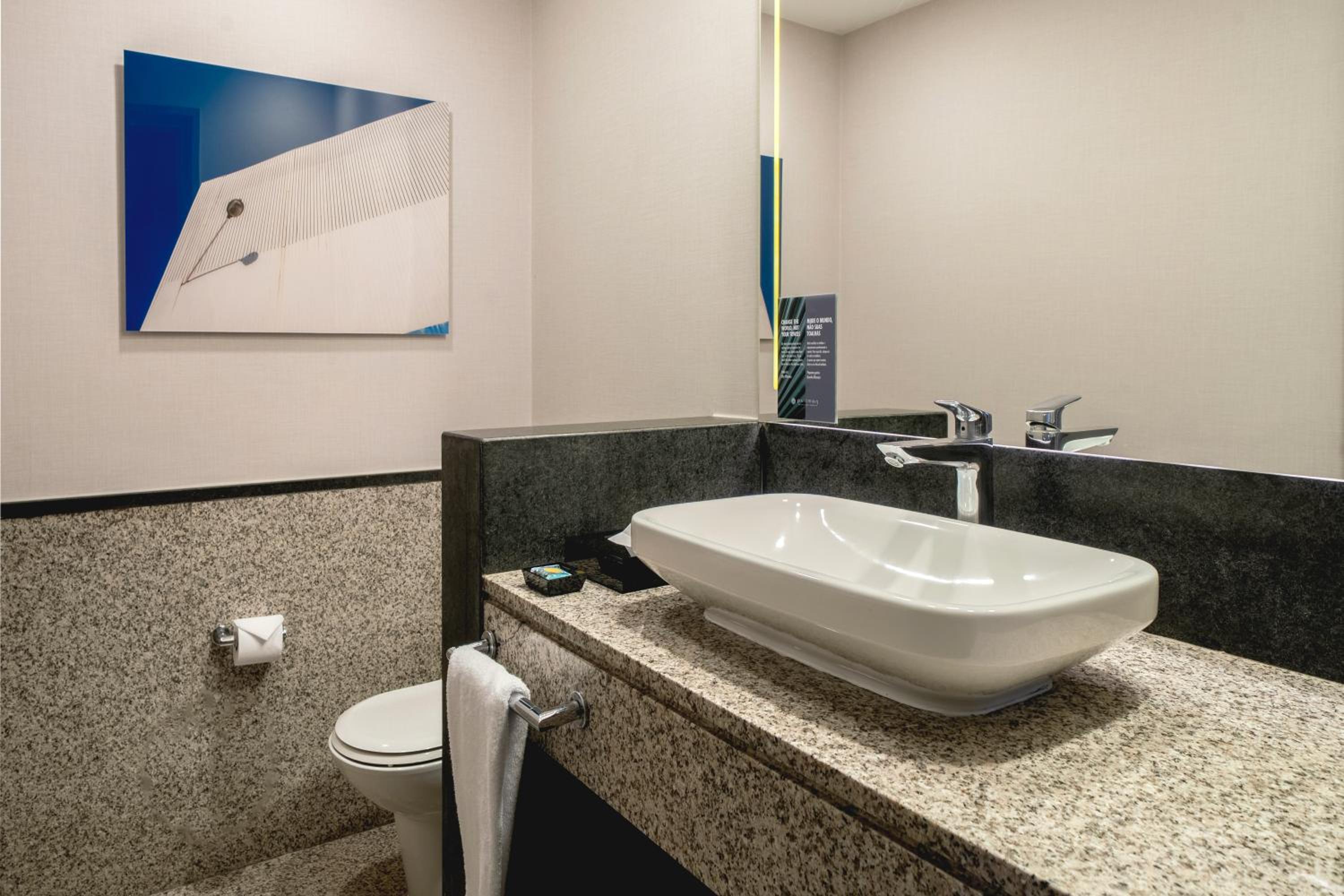 Junior King Suite with Executive Lounge access thumbnail 6