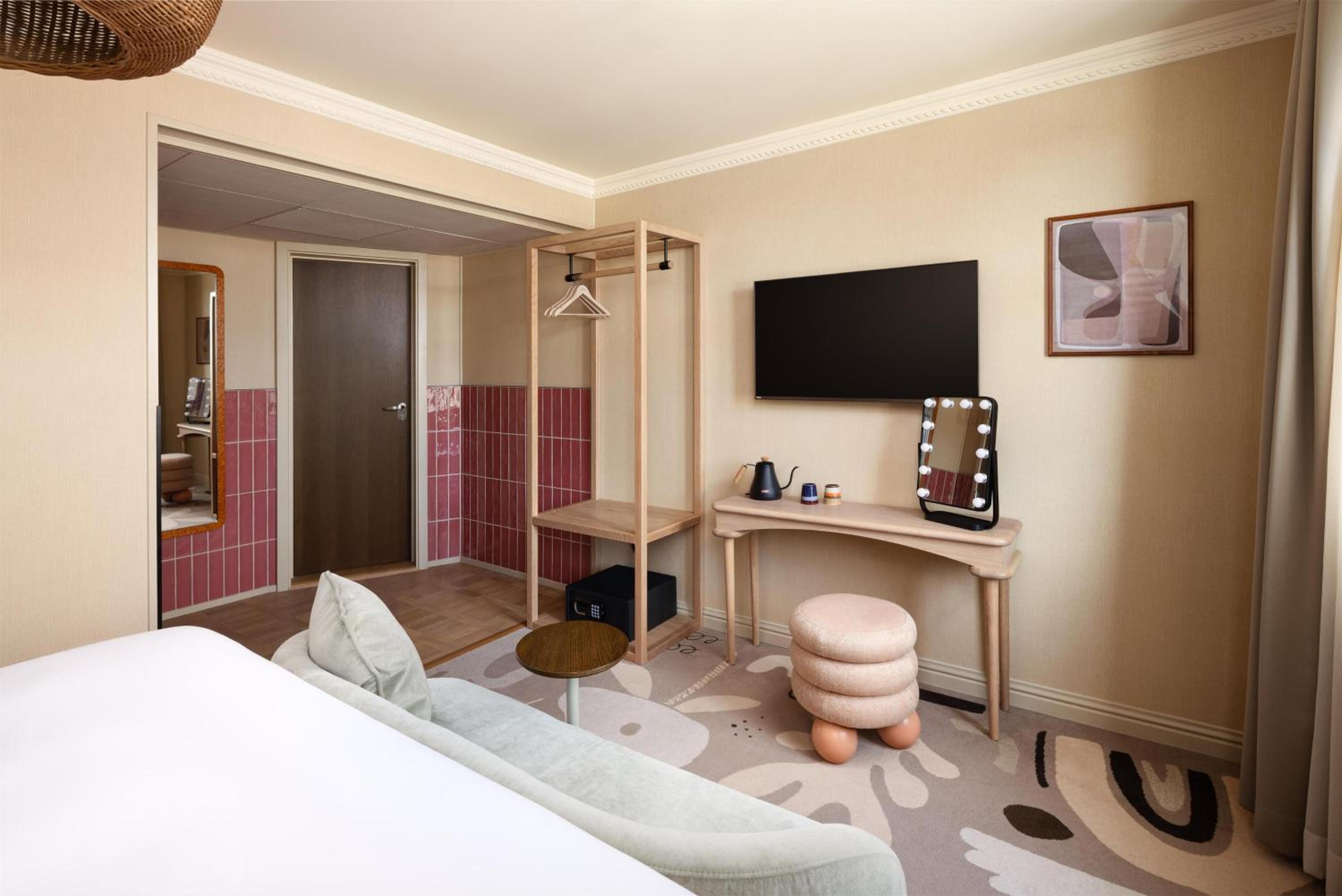 Deluxe Room - Photo 5