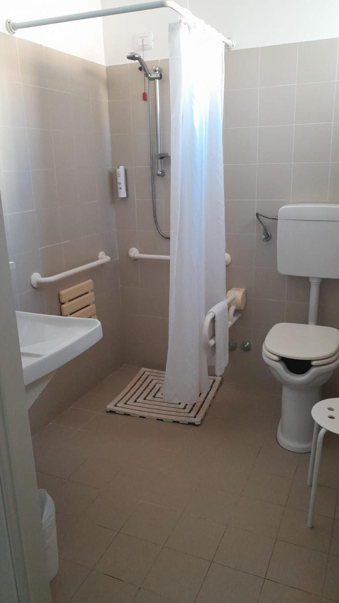 Double or Twin Room - Disability Access photo 2