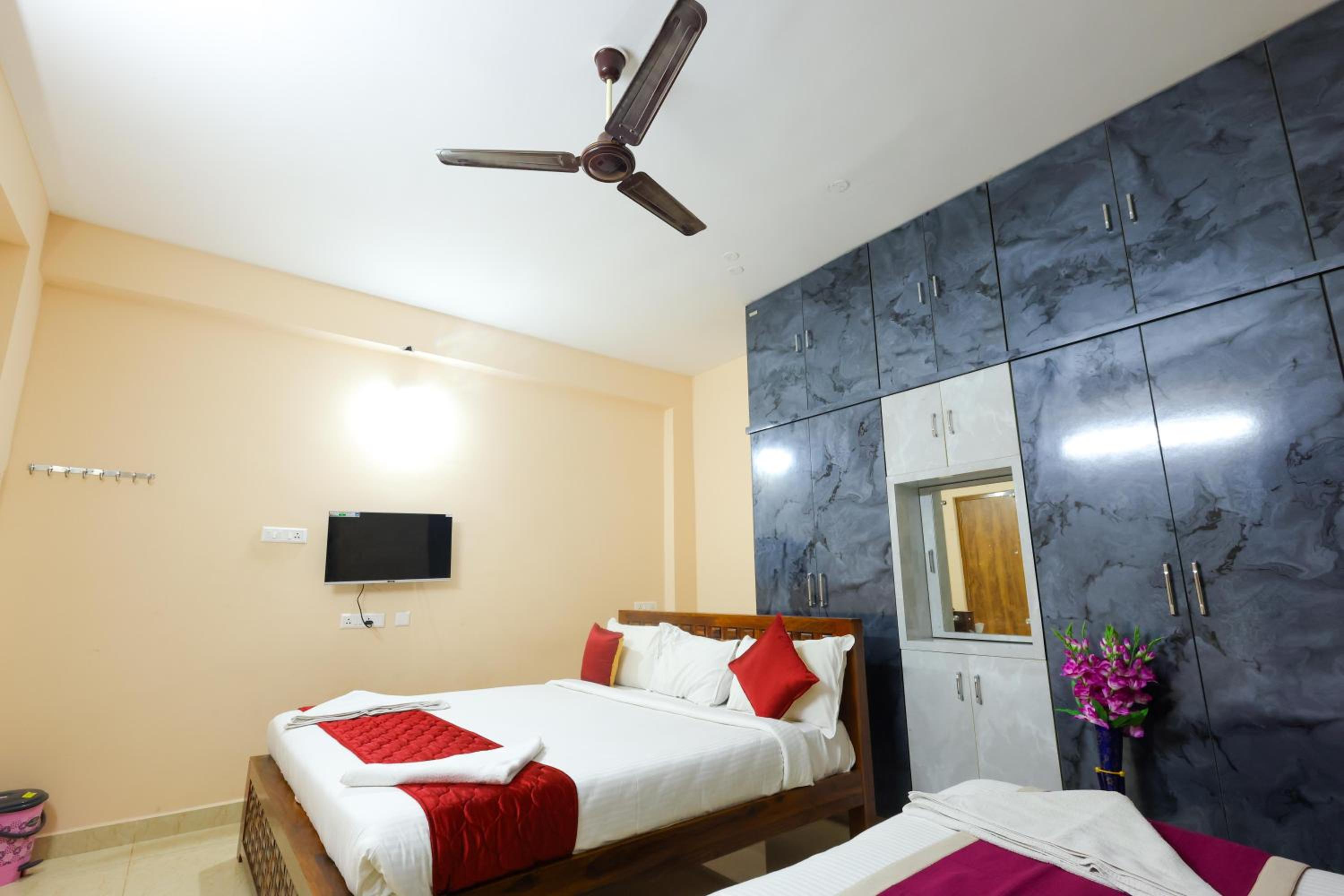 Deluxe Double Room (2 Adults + 1 Child) photo 3