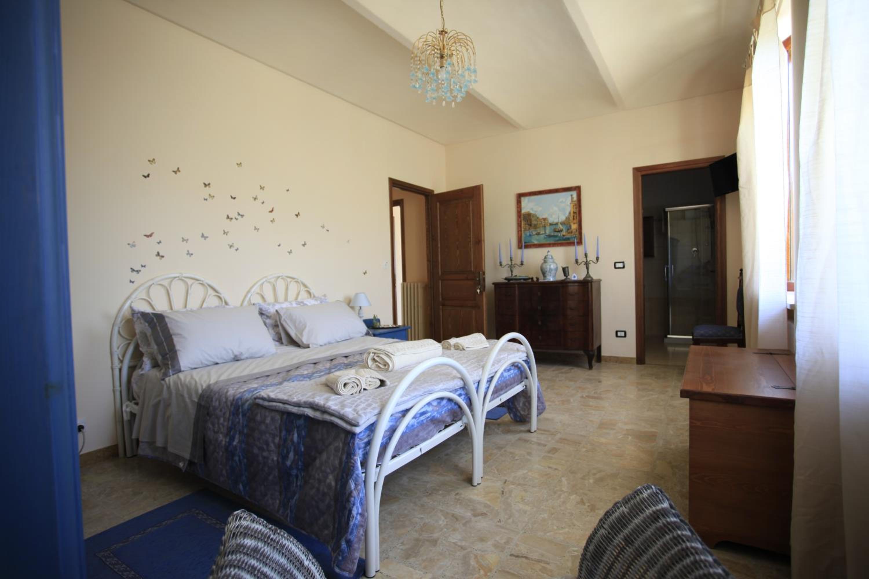 Large Double Room - Photo 1