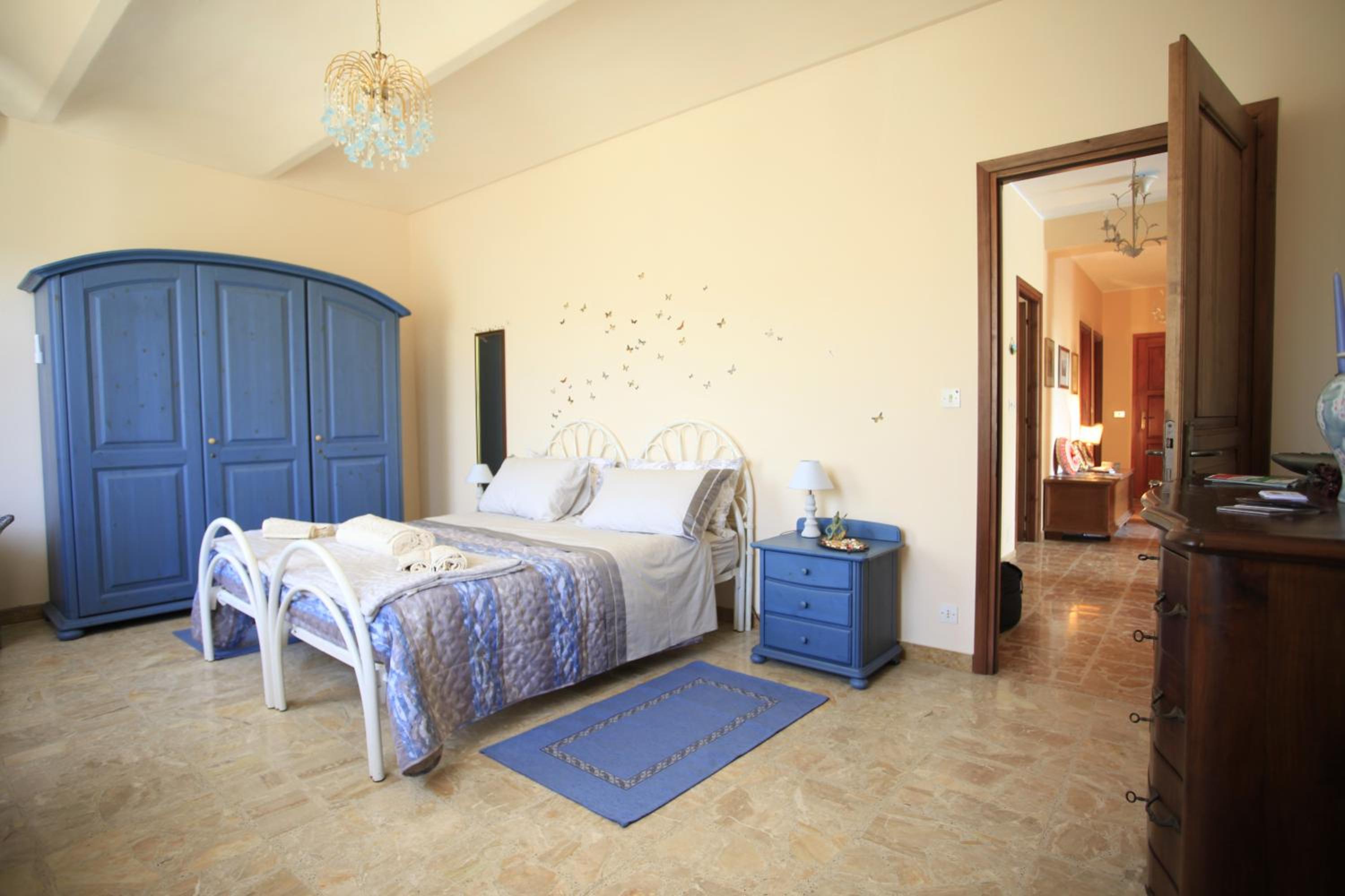 Large Double Room - Photo 2