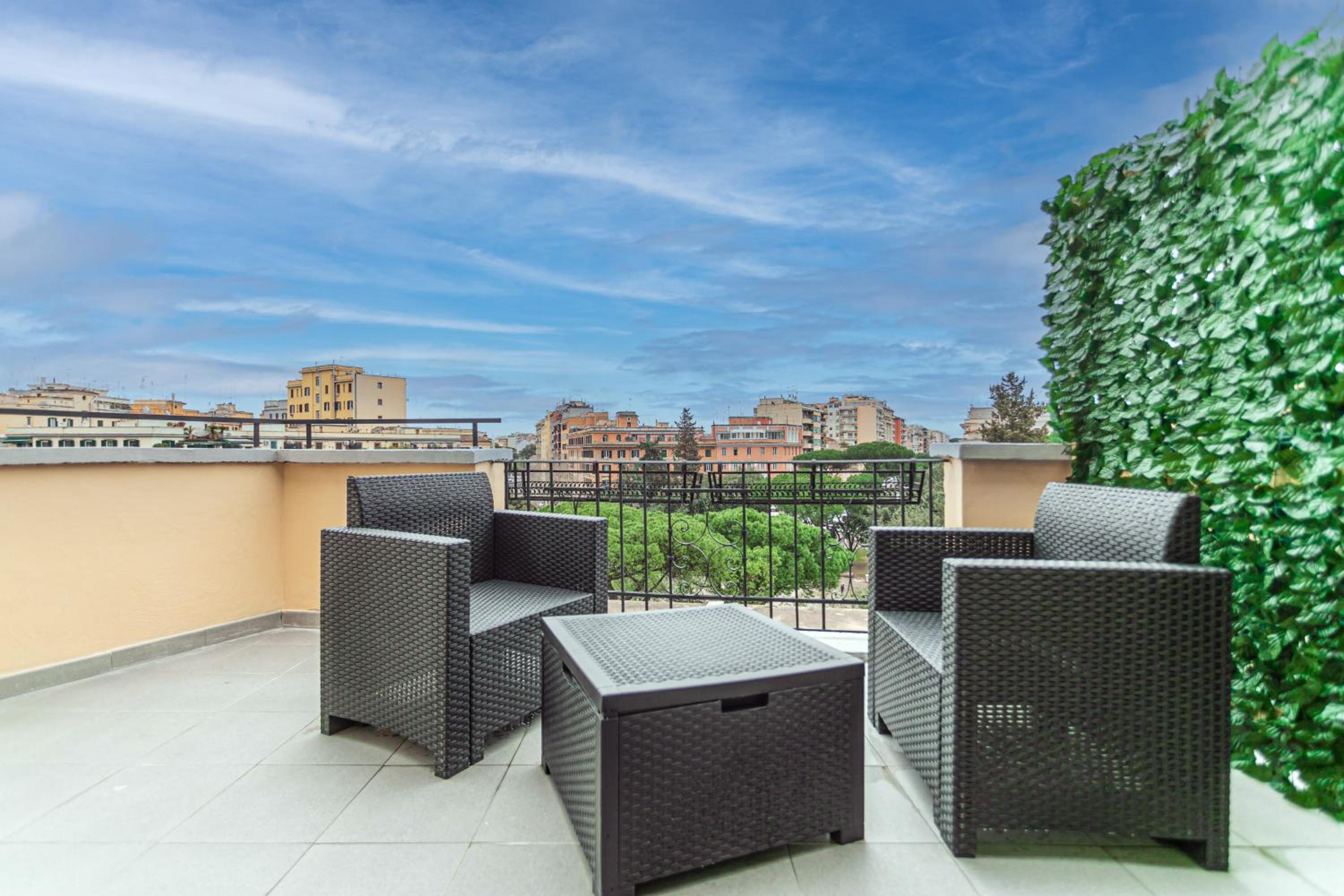 Deluxe Single Room with Balcony photo 3