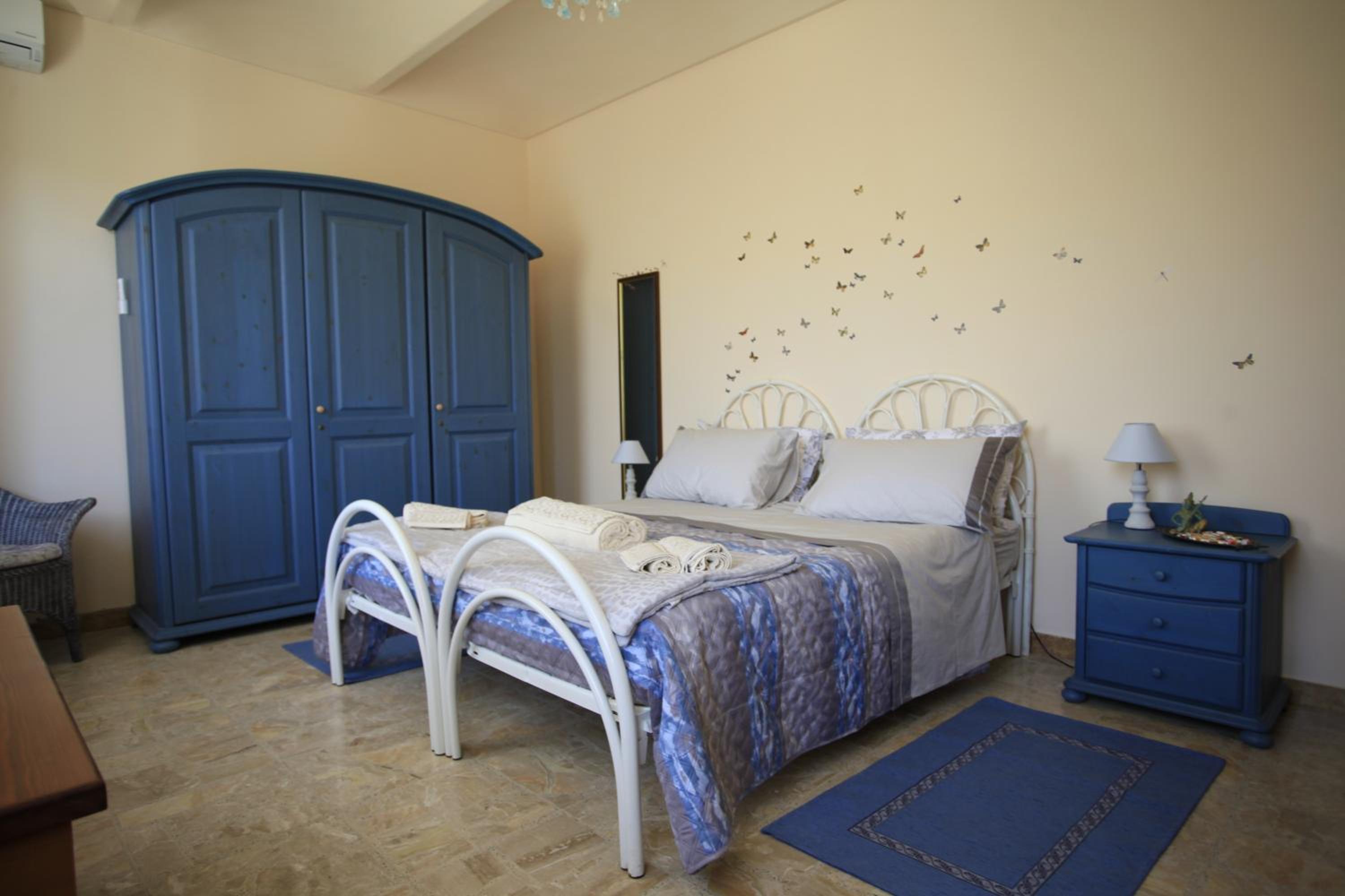 Large Double Room - Photo 3