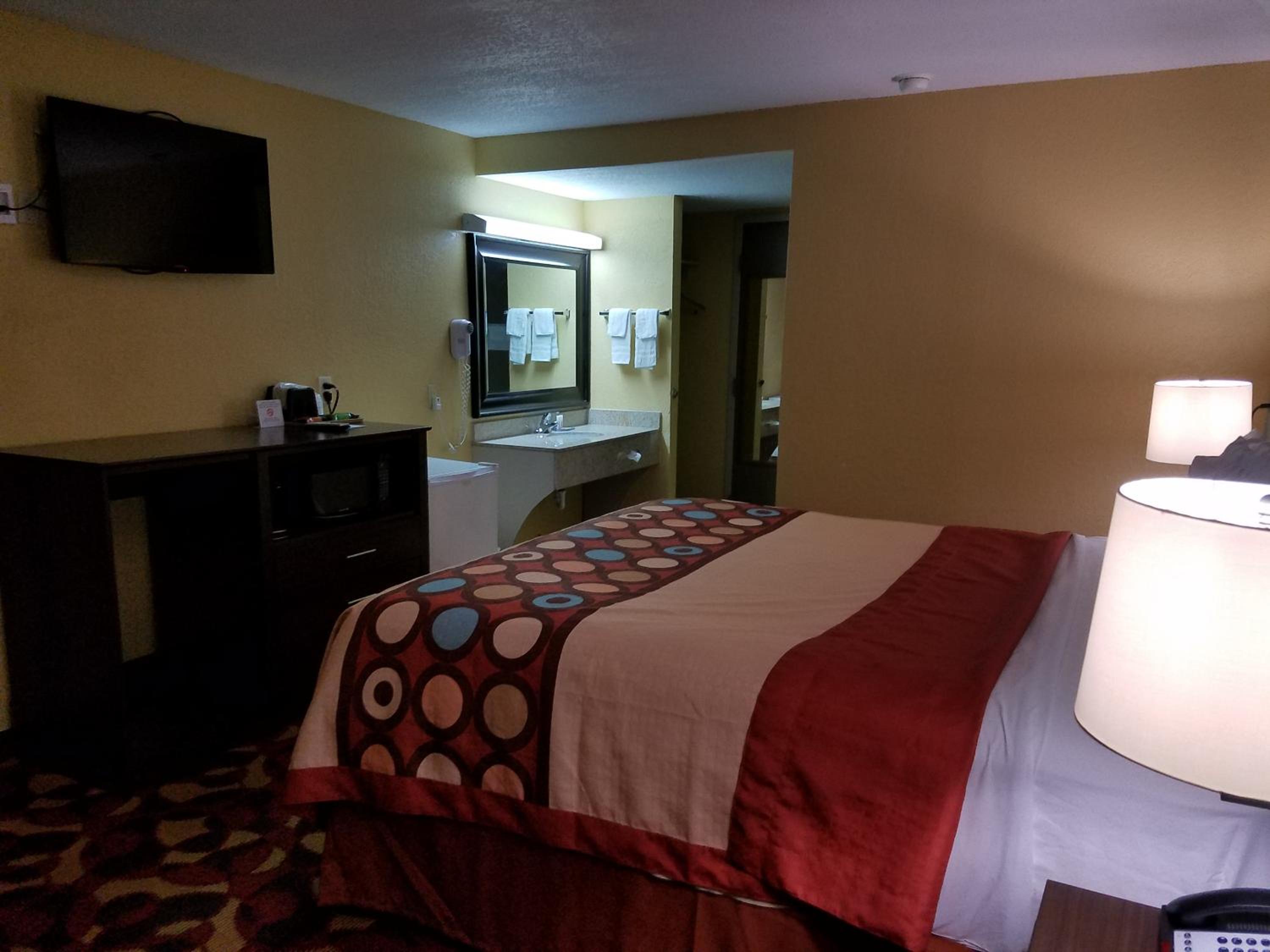 King Room - Non-Smoking - Photo 7