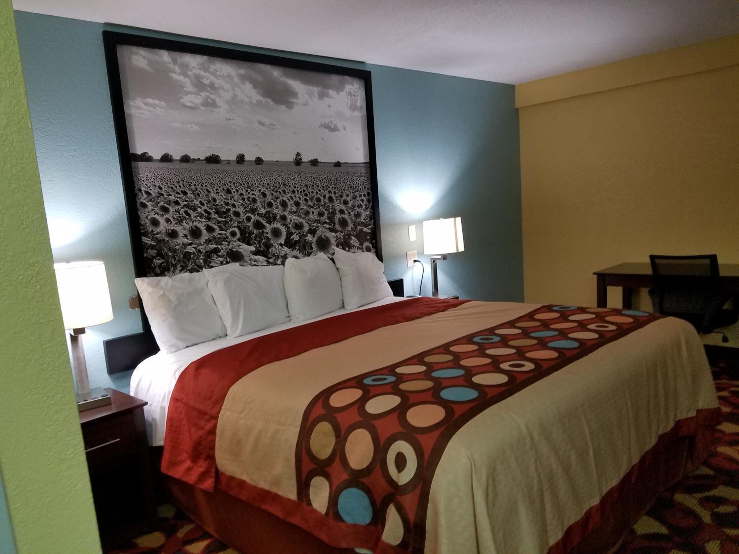 King Room - Non-Smoking - Photo 8