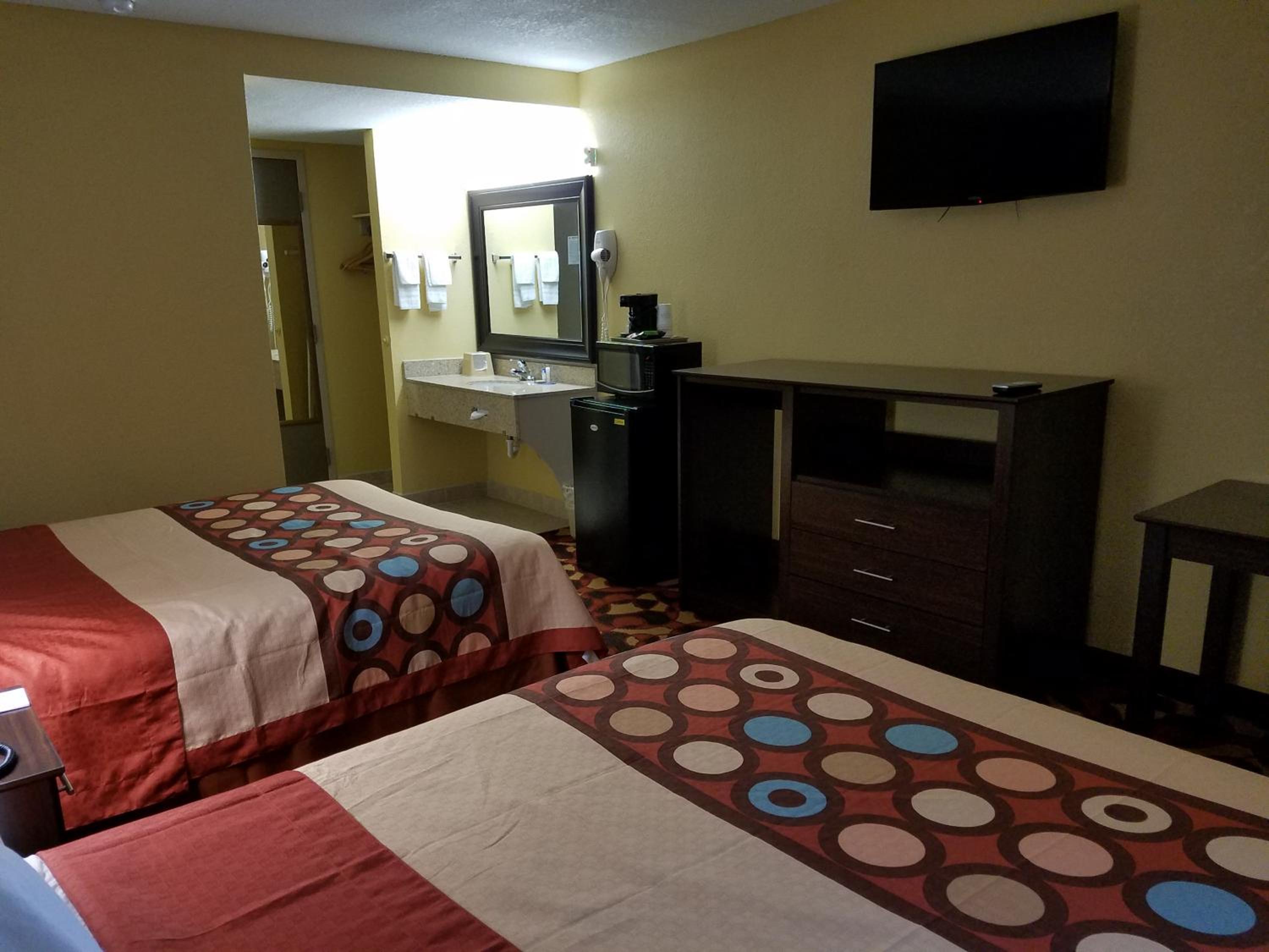 Queen Room with Two Queen Beds - Non-Smoking - Photo 2