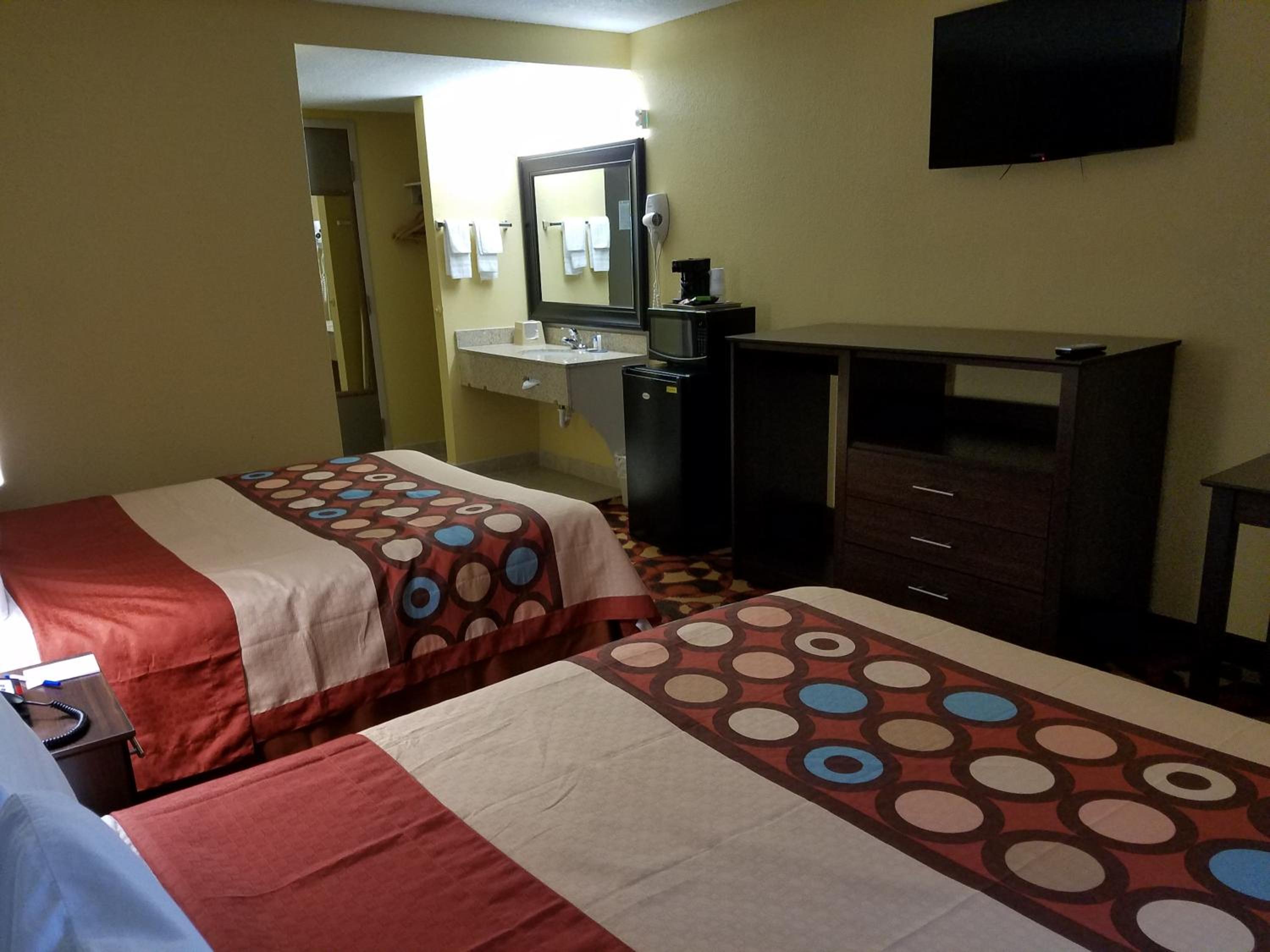 Queen Room with Two Queen Beds - Non-Smoking - Photo 3