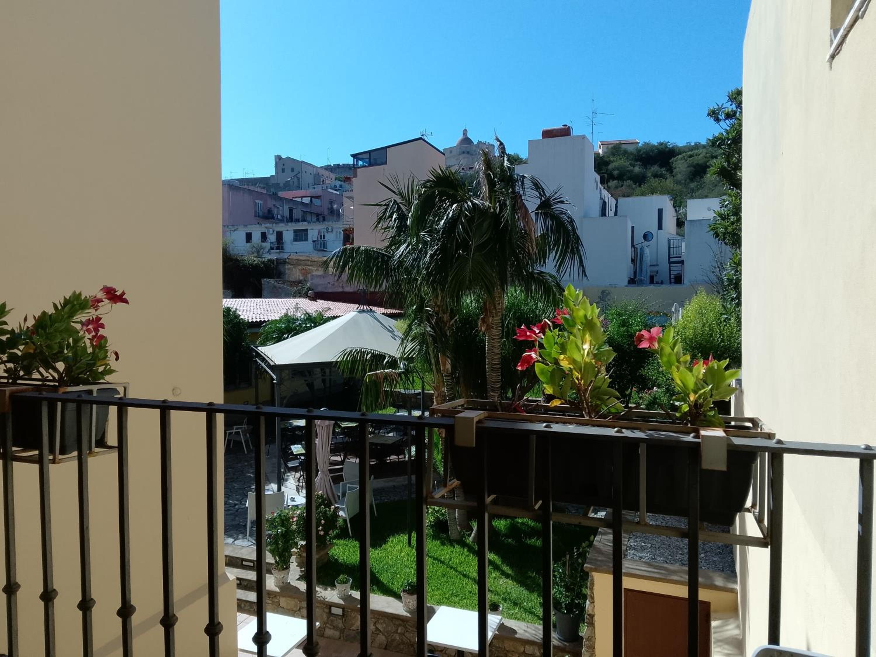 Double Room with Balcony - Photo 9