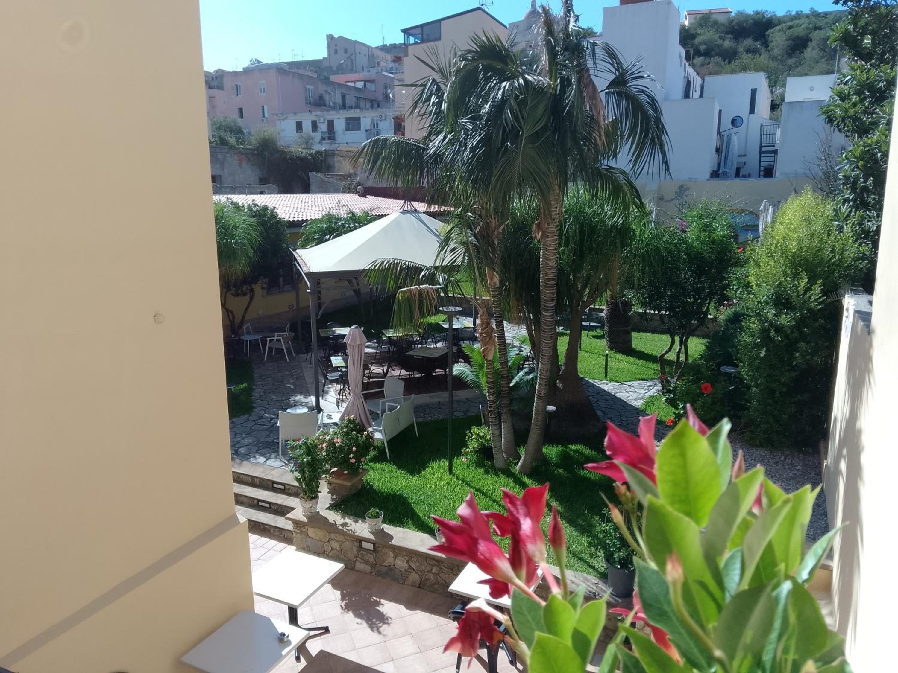 Double Room with Balcony - Photo 10