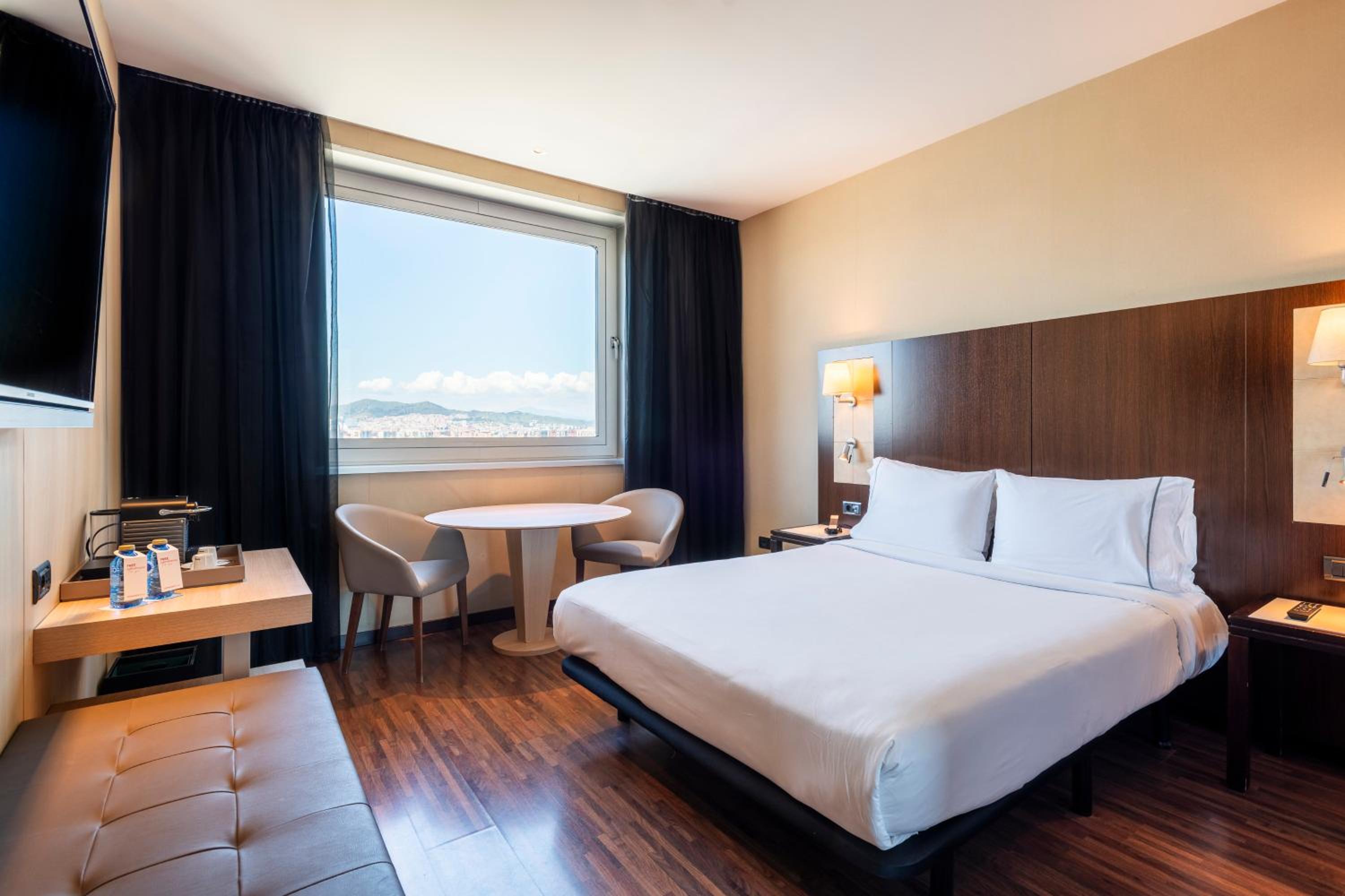 Superior Double or Twin Room with City View thumbnail 6
