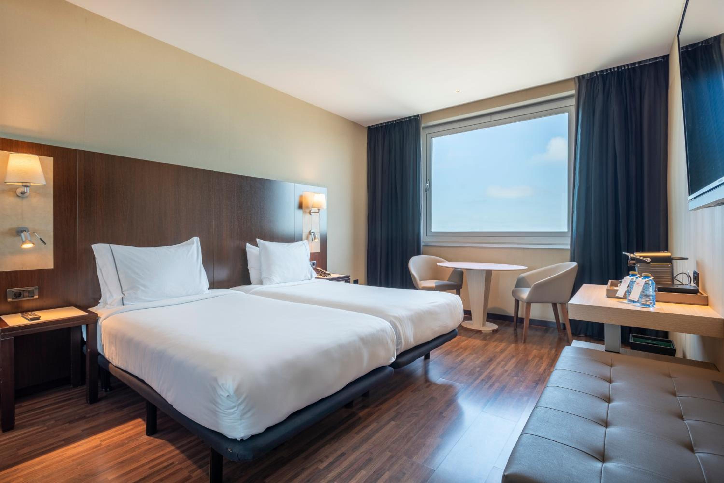 Deluxe Double or Twin Room with Sea View thumbnail 5