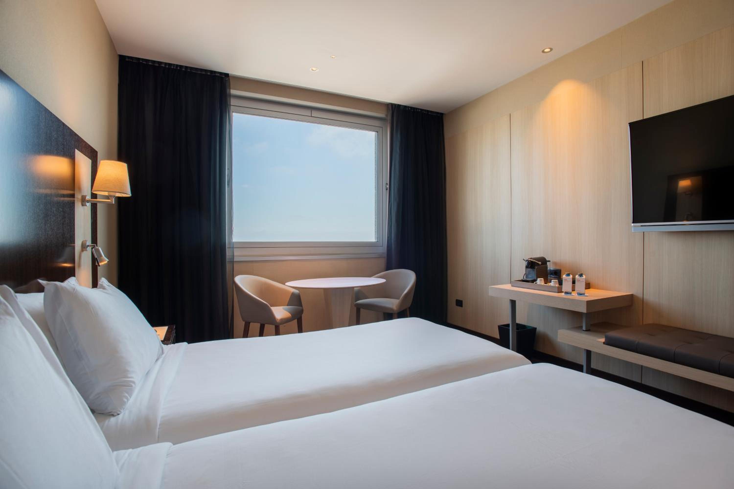 Deluxe Double or Twin Room with Sea View thumbnail 6
