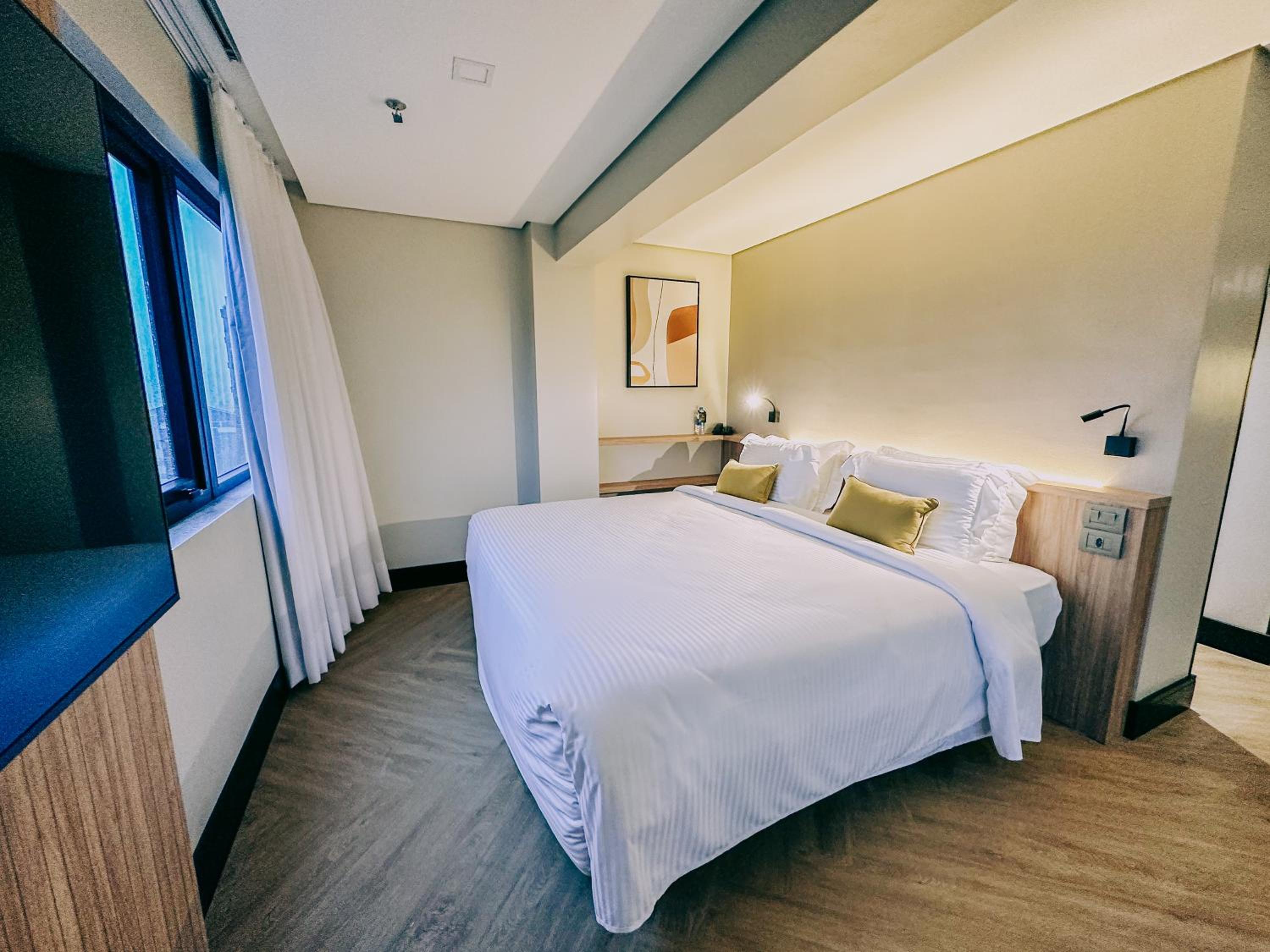 Deluxe King Suite photo 2
