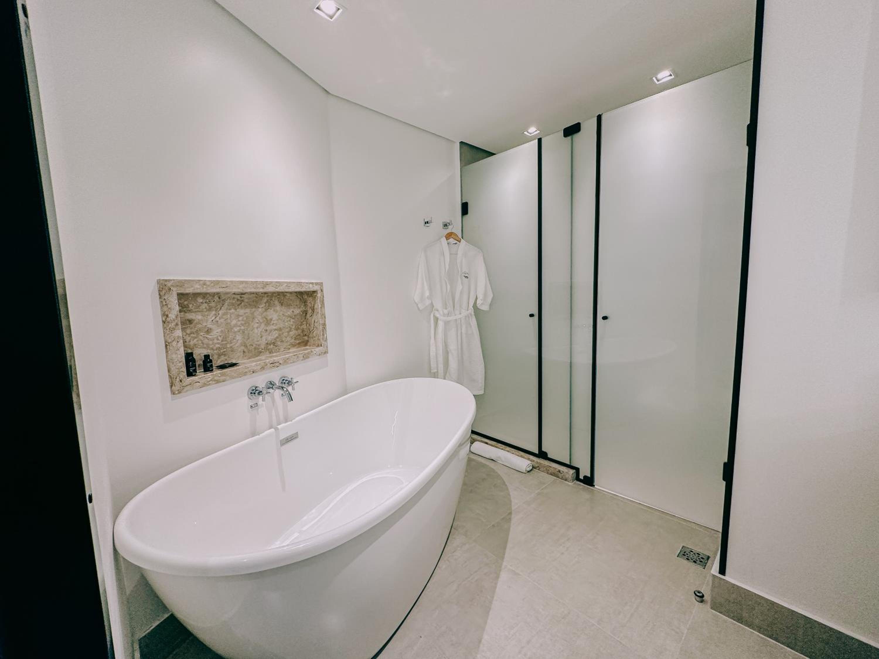 Deluxe King Suite photo 3