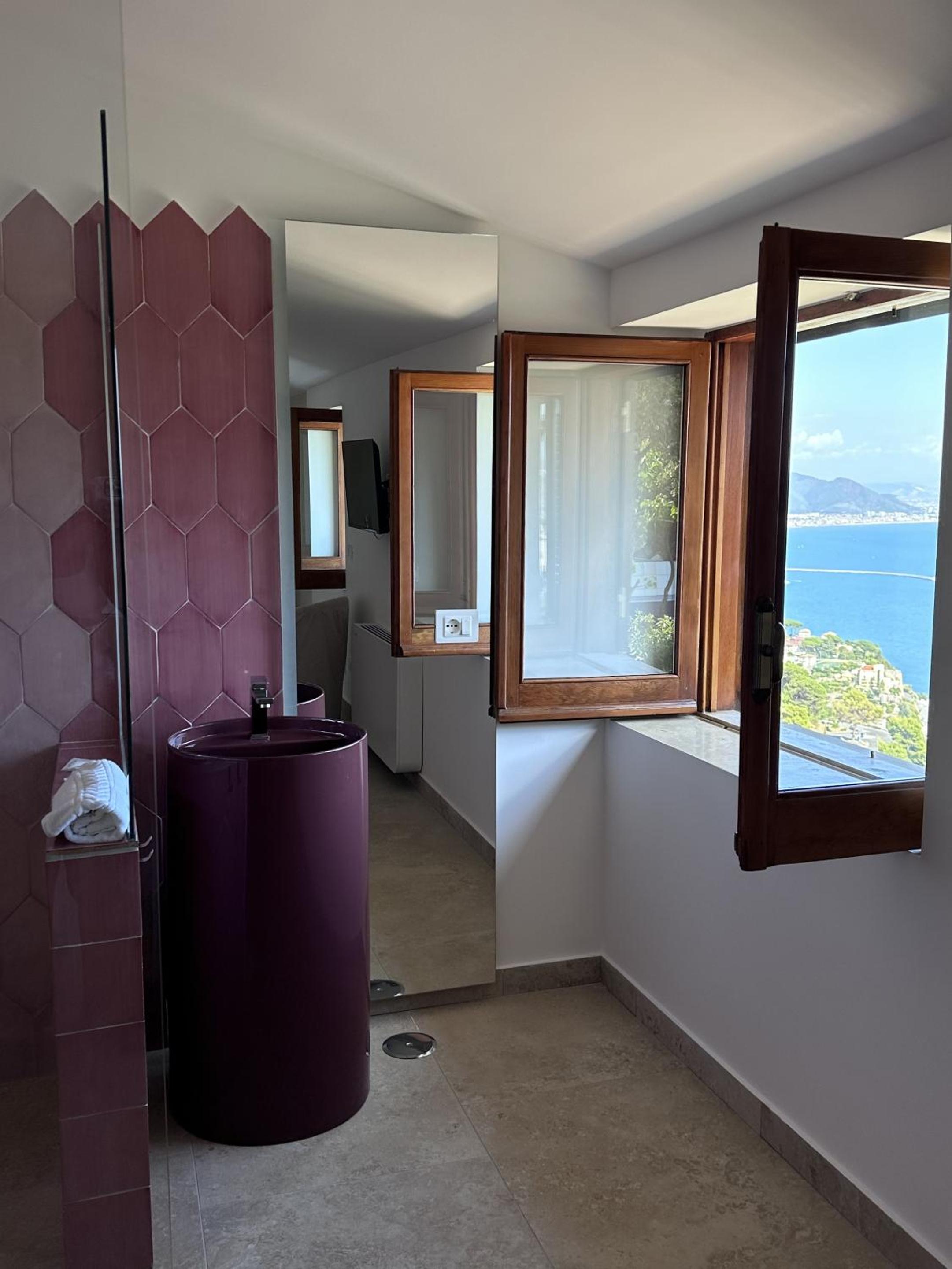 Superior Suite with Sea View - Photo 10