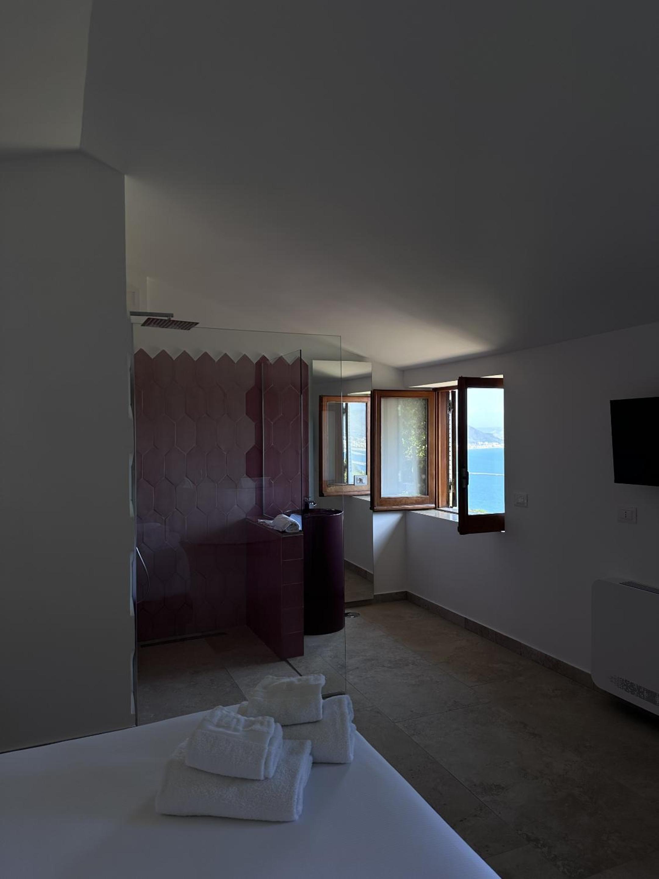 Superior Suite with Sea View - Photo 1