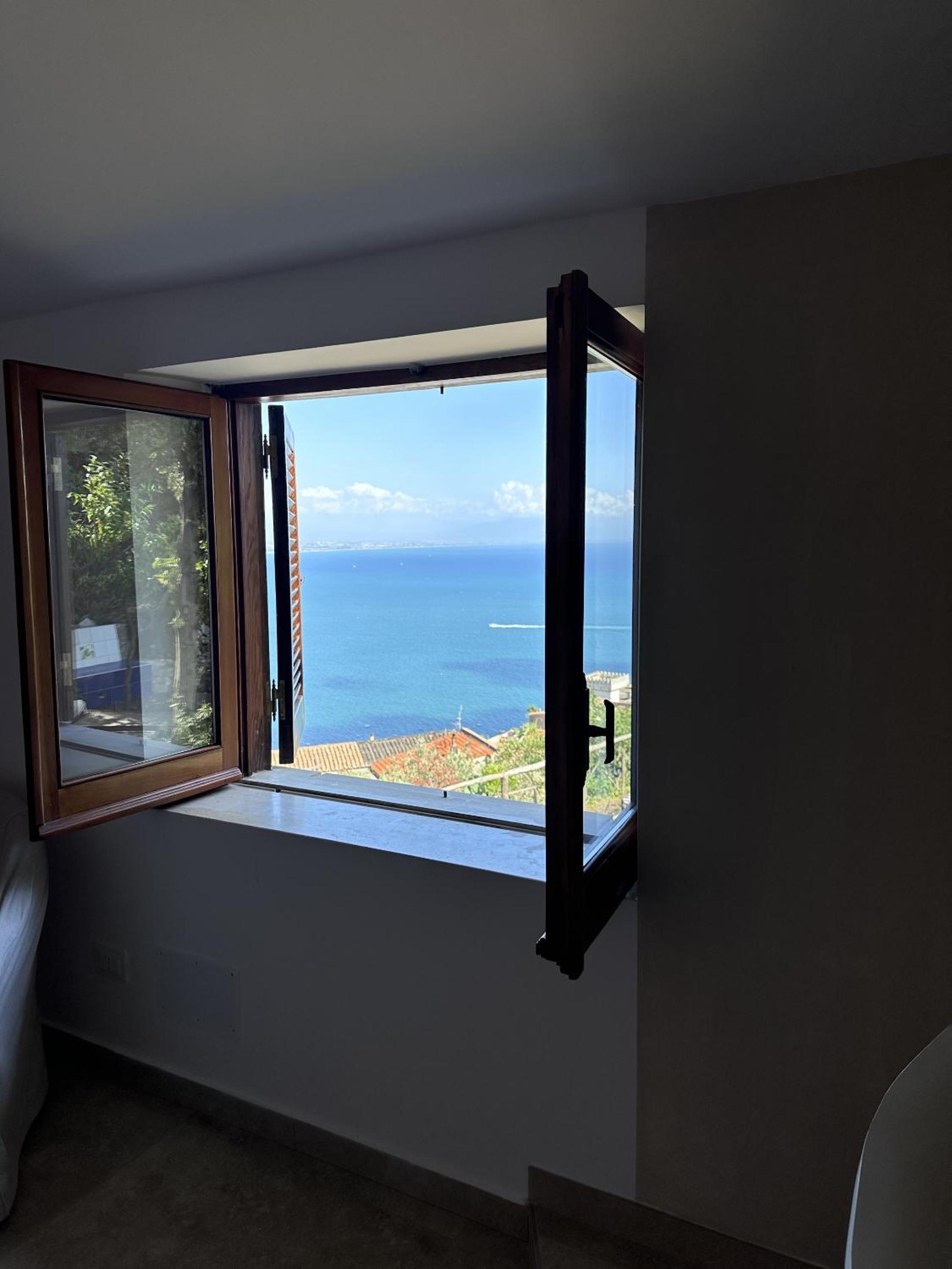 Superior Suite with Sea View - Photo 3