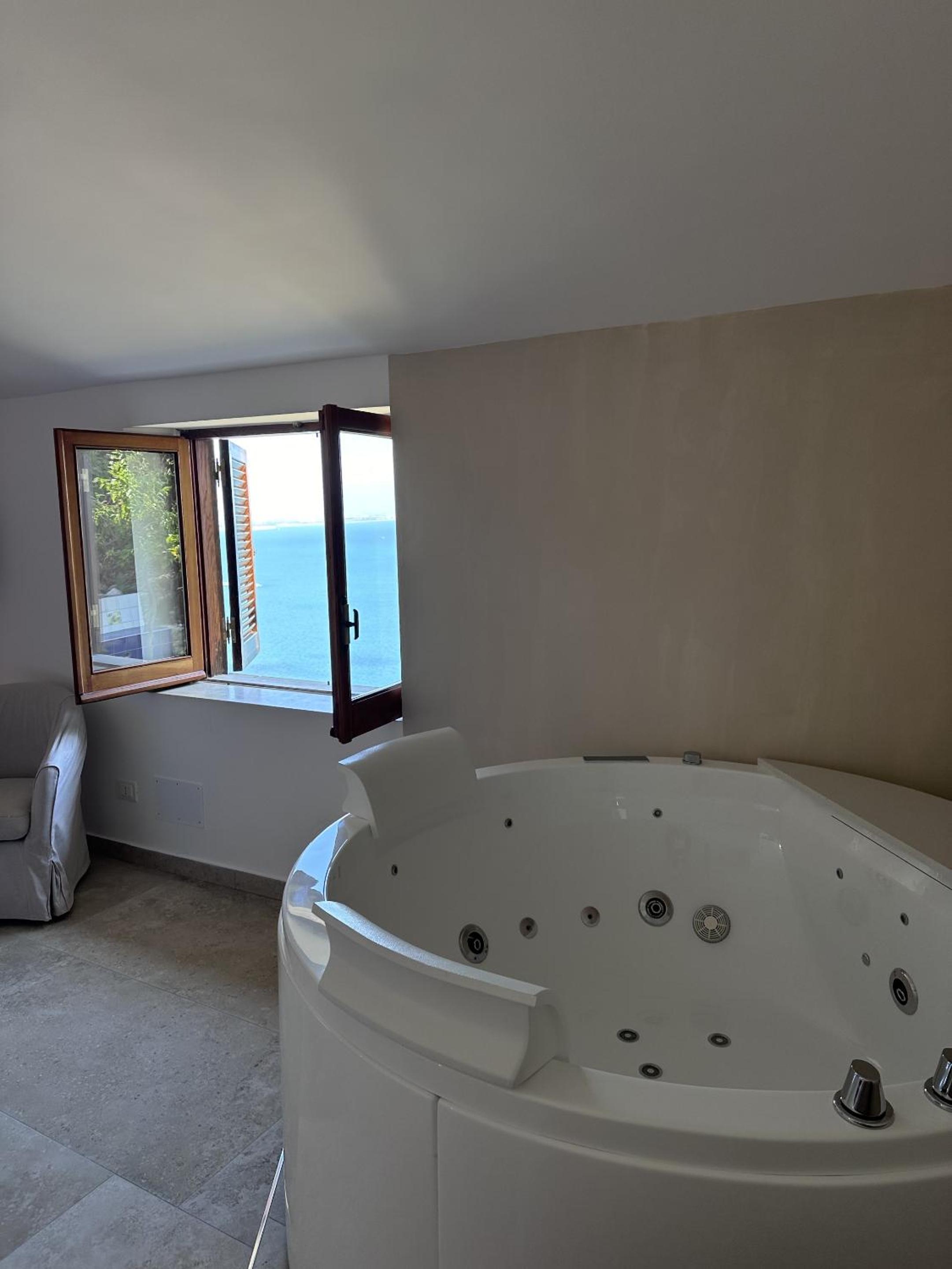 Superior Suite with Sea View - Photo 4
