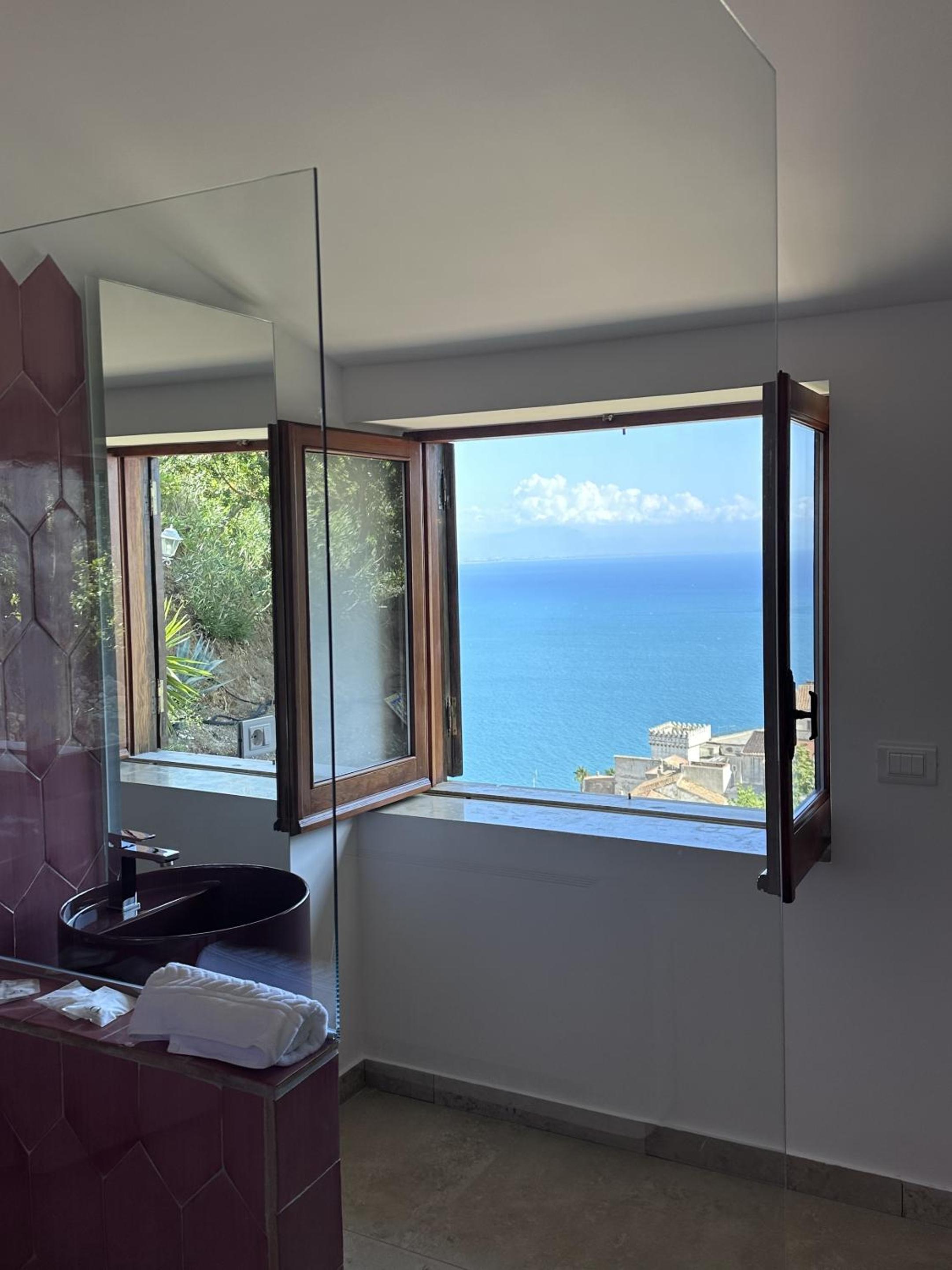 Superior Suite with Sea View - Photo 6