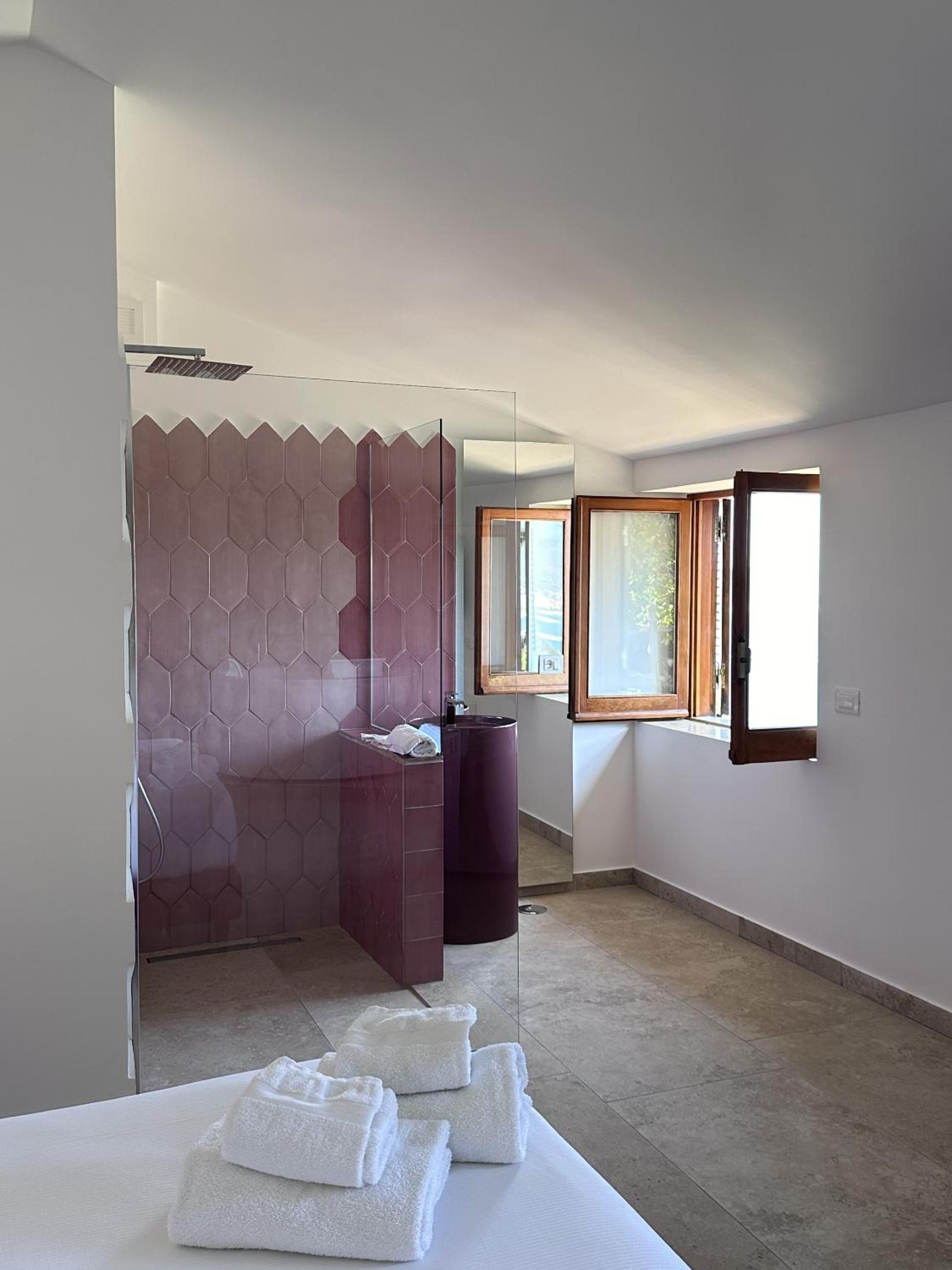 Superior Suite with Sea View - Photo 7