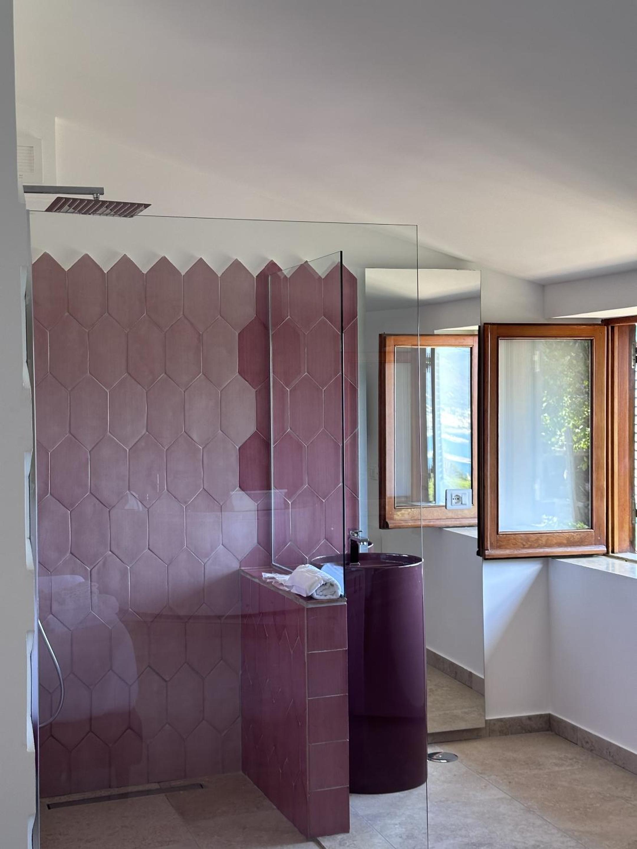 Superior Suite with Sea View - Photo 8