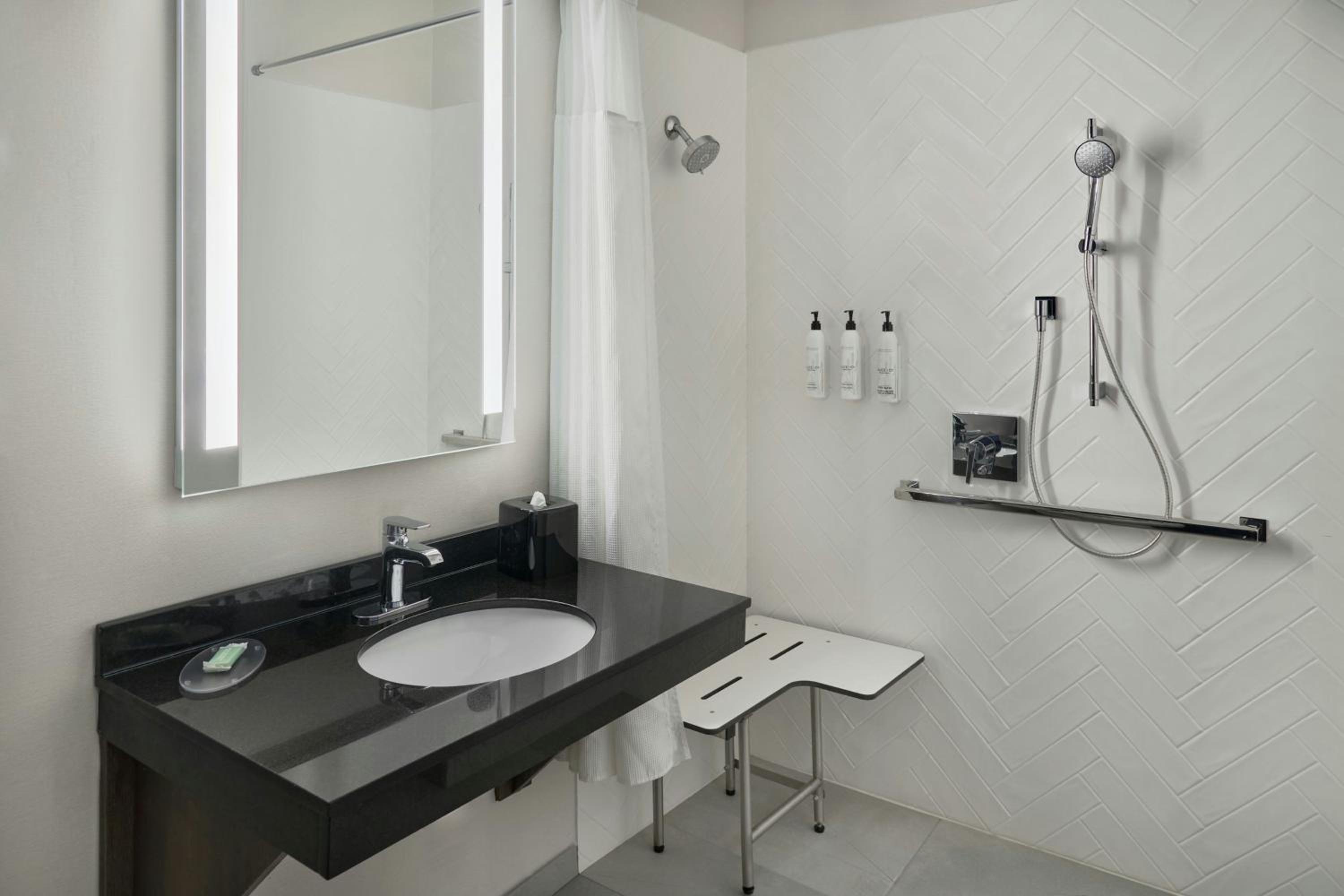 King Room with Bathtub - Mobility Access - Photo 6