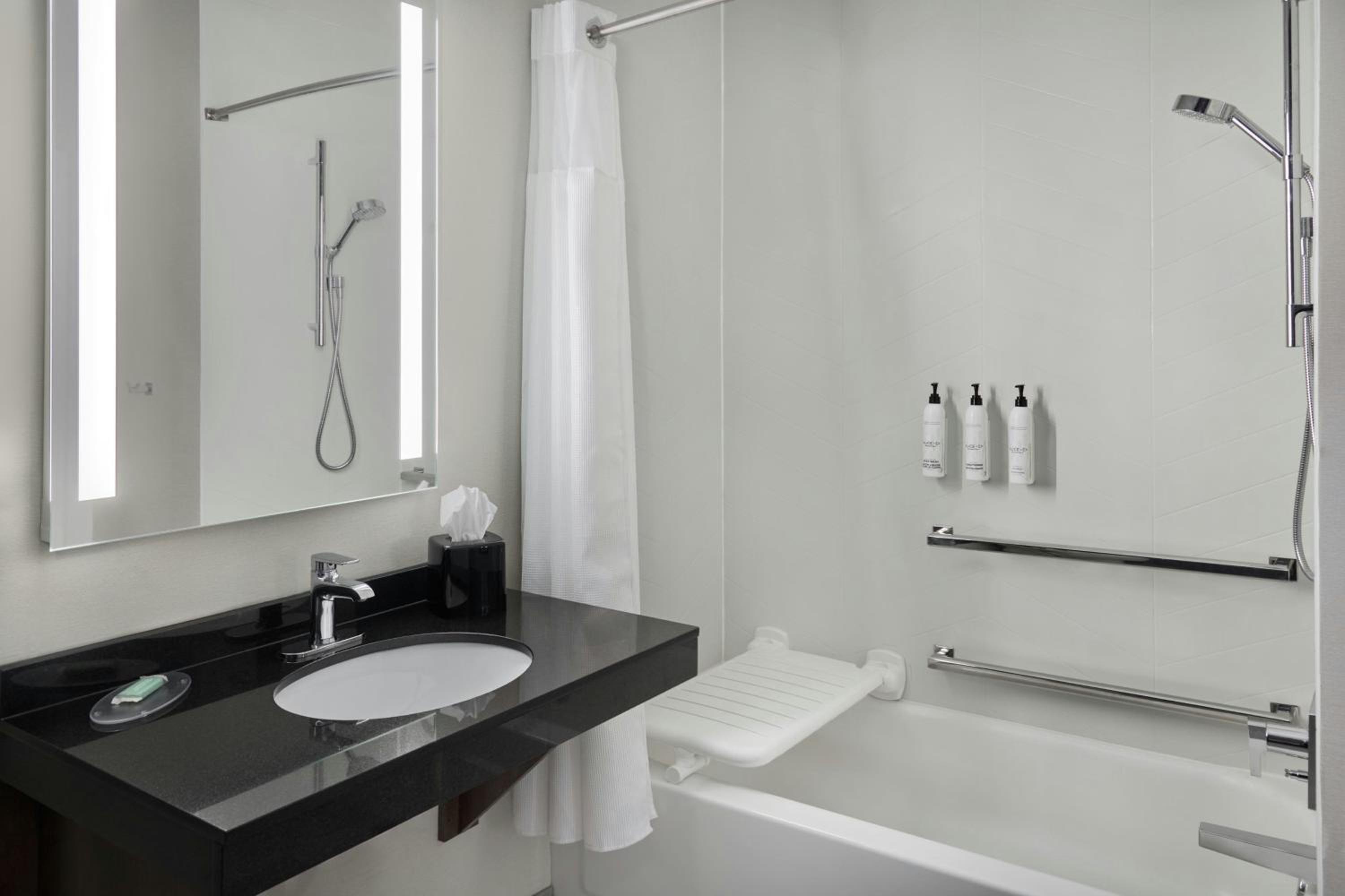 King Room with Bathtub - Mobility Access - Photo 8