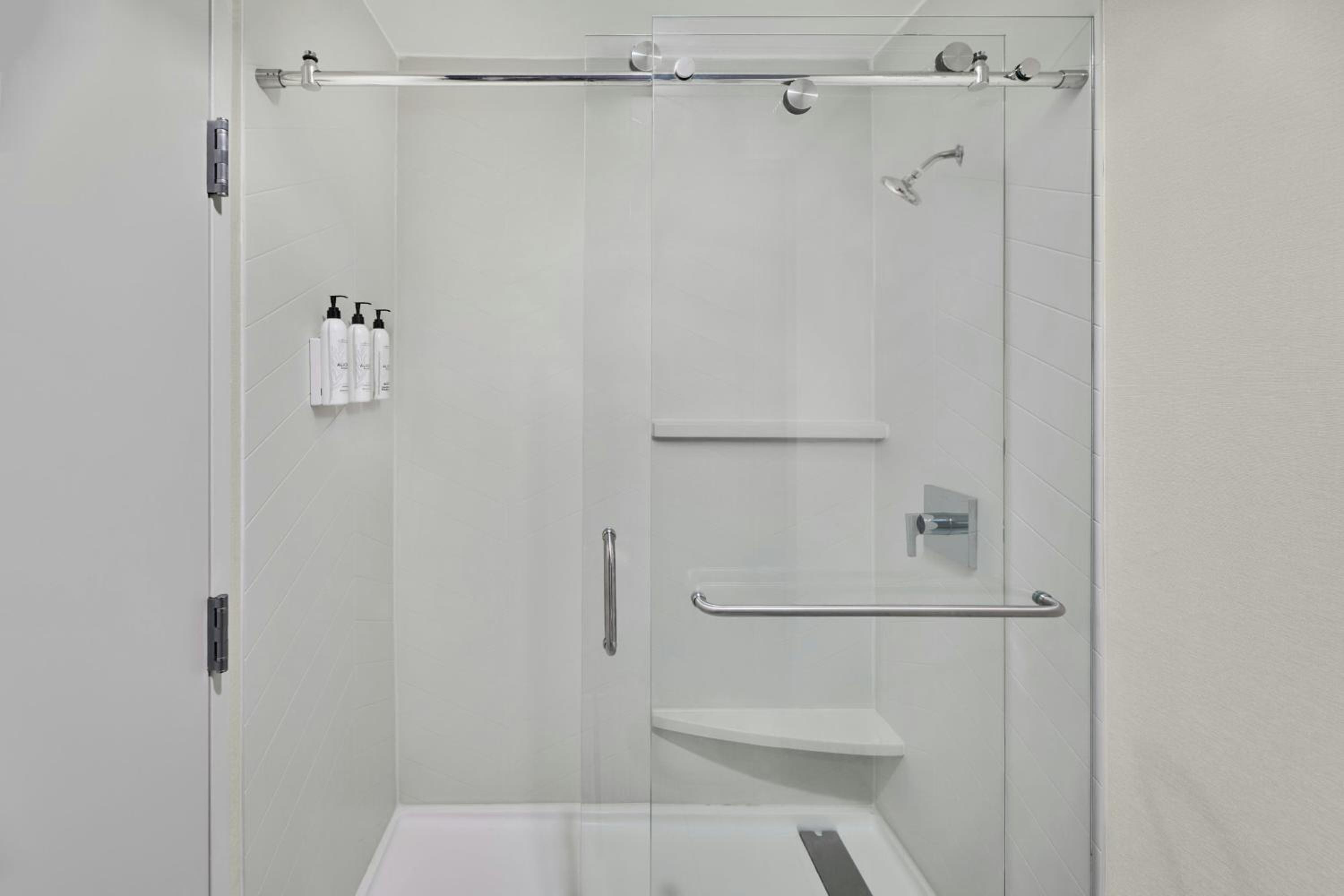 King Room with Bathtub - Mobility Access - Photo 9