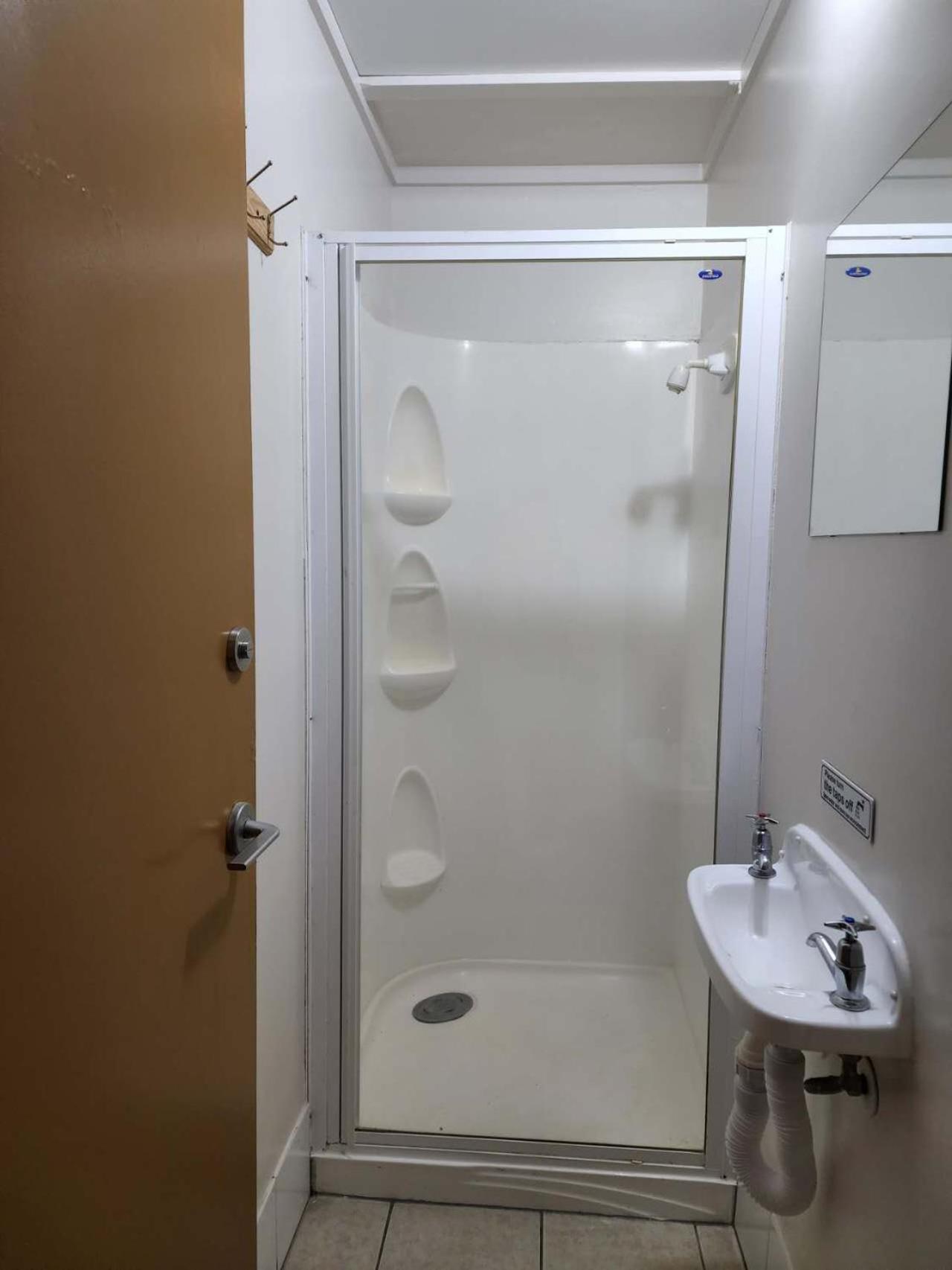 Budget Twin Room - Photo 11