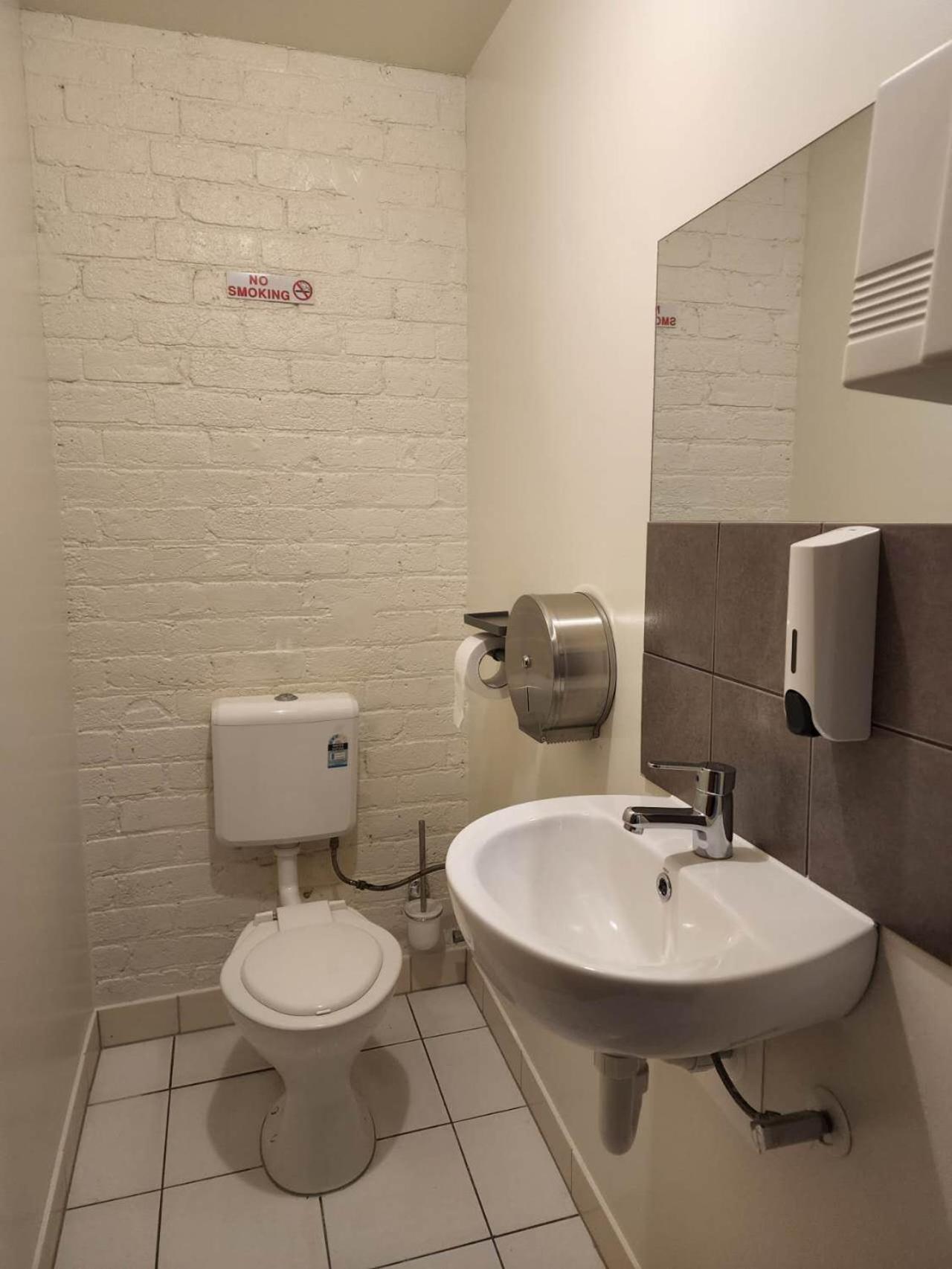 Budget Twin Room - Photo 12