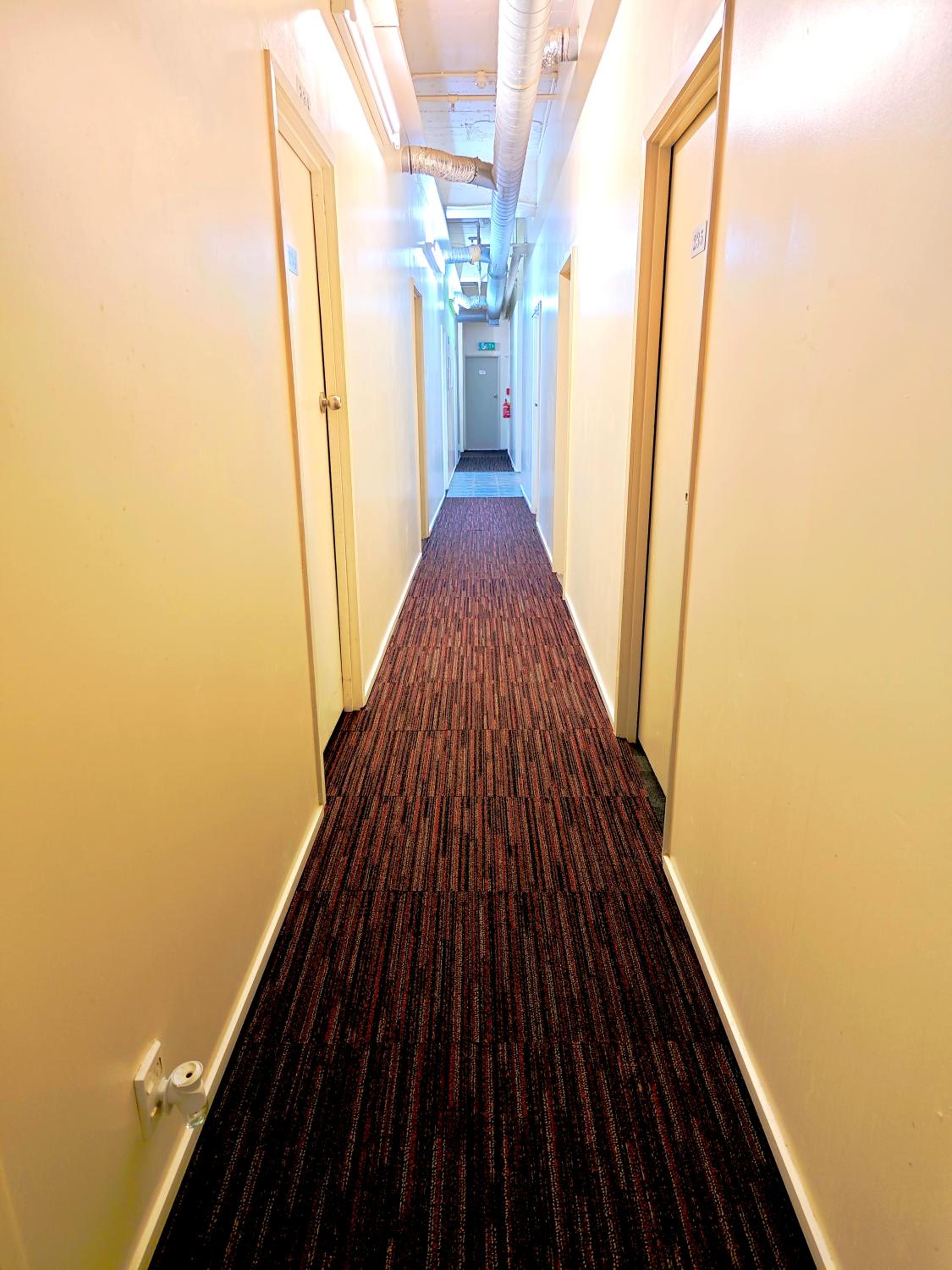 Budget Twin Room - Photo 17