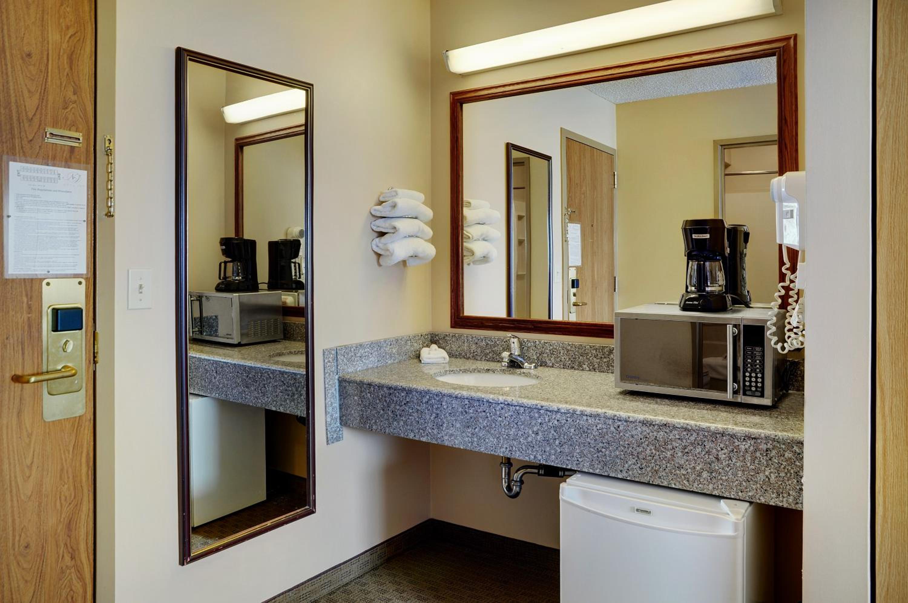 Superior Queen Room with Two Queen Beds photo 2